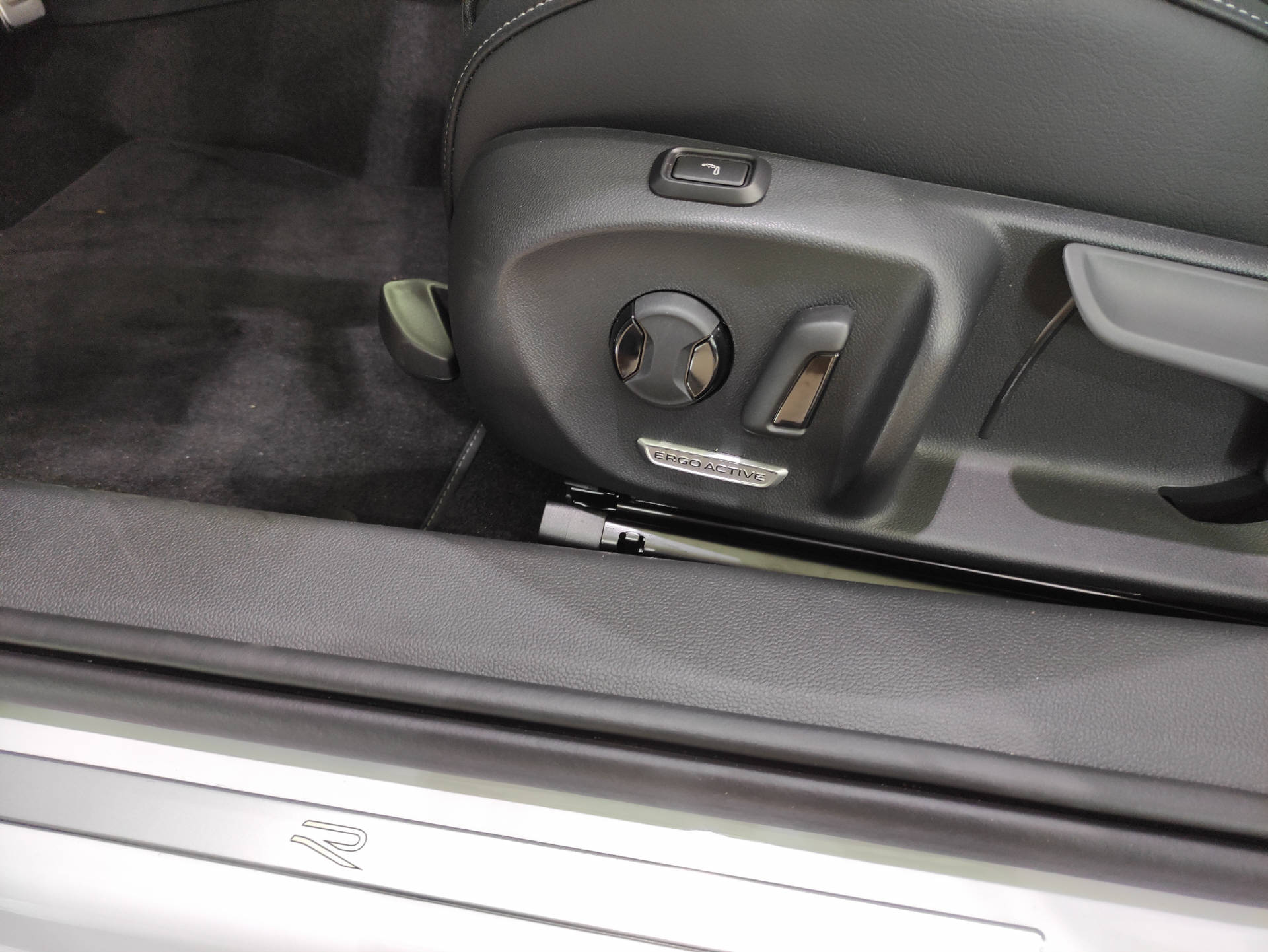 VW Passat Variant 2.0 TDI R-Line DSG-image-3