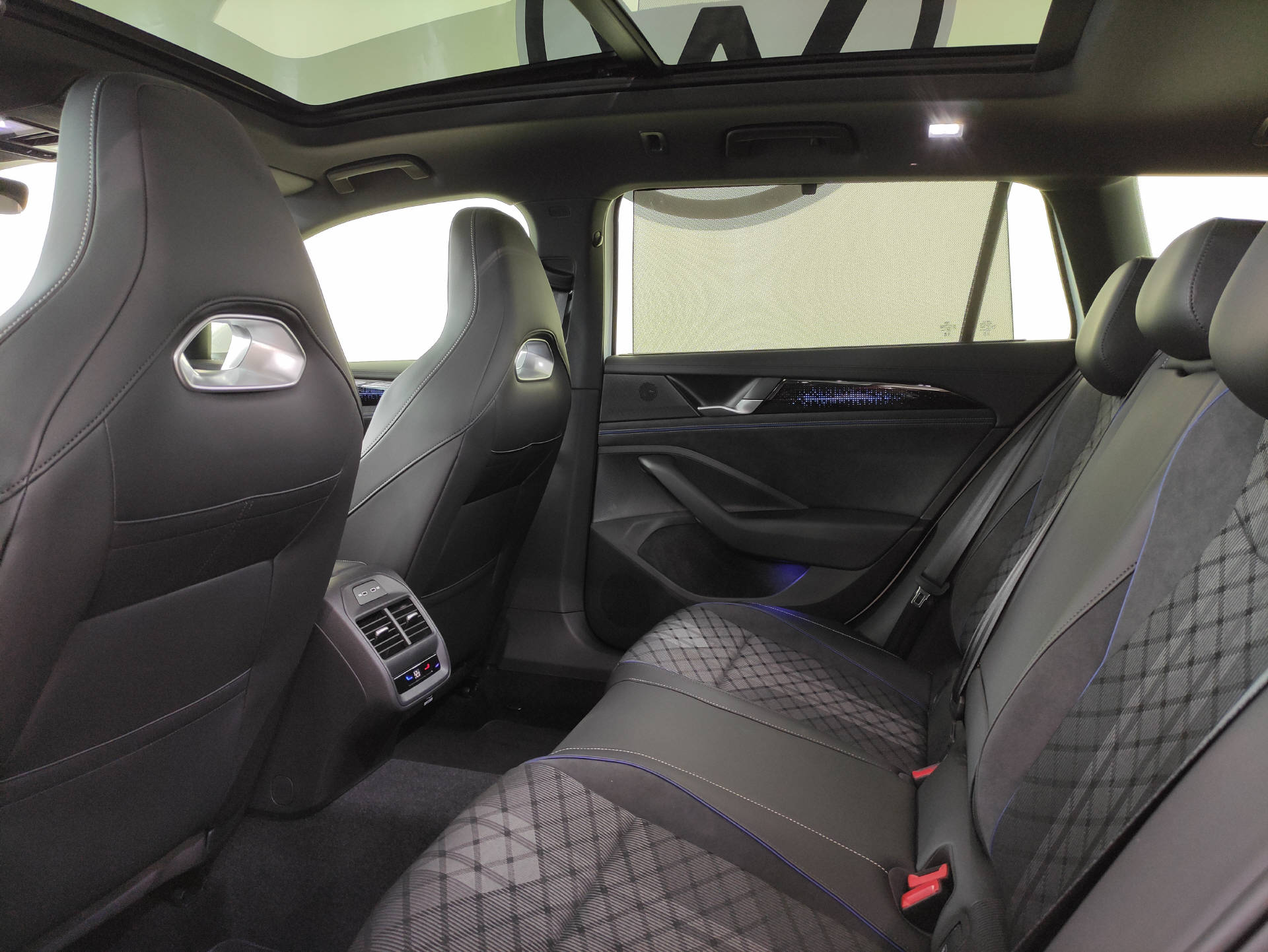 VW Passat Variant 2.0 TDI R-Line DSG-image-11