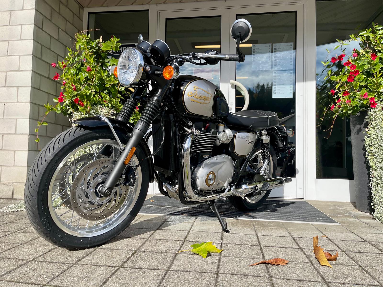 TRIUMPH Bonneville T120 Icon Edition-showroom-element-2