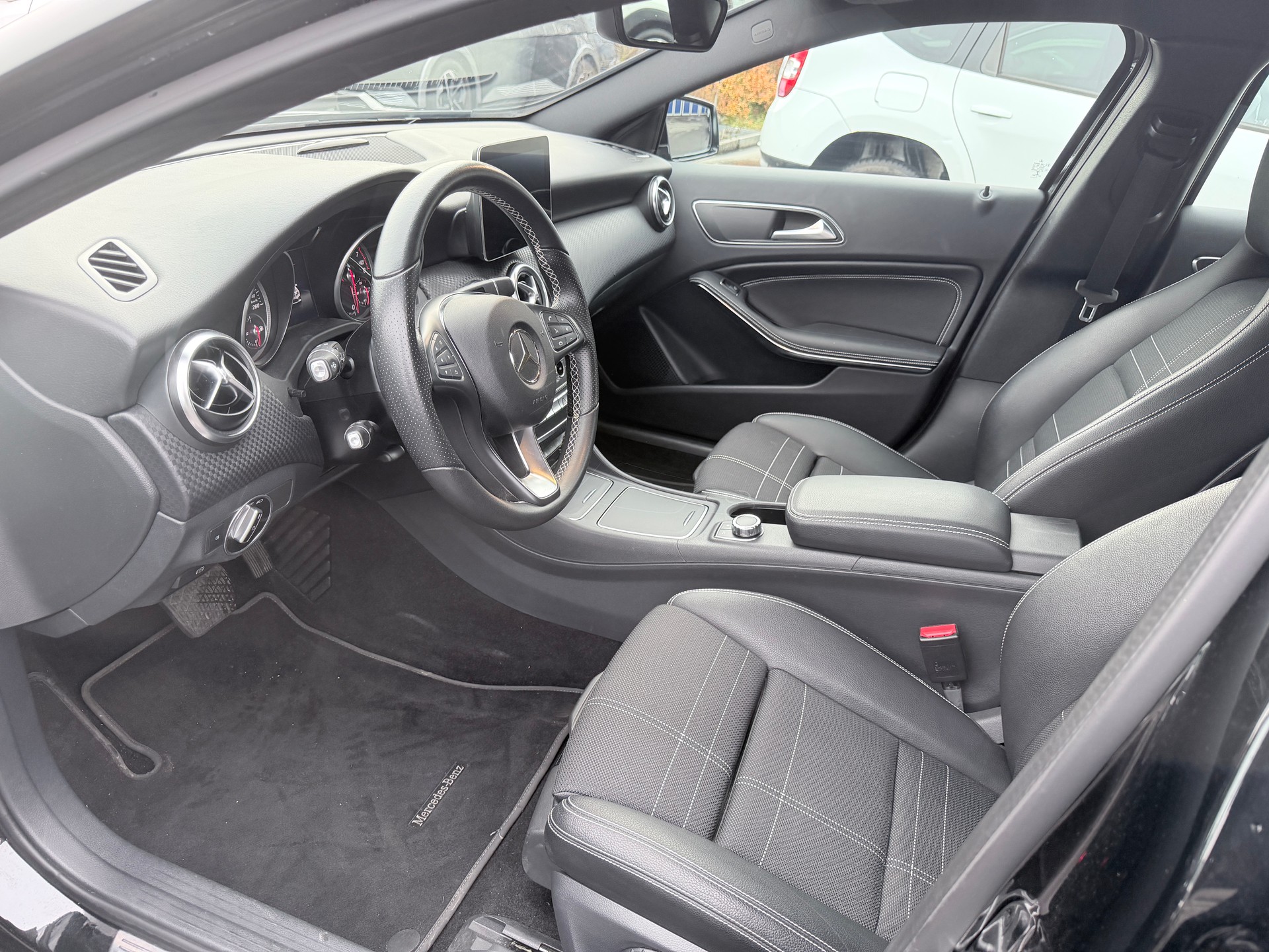 MERCEDES-BENZ A 180 Night Star 7G-DCT-image-9