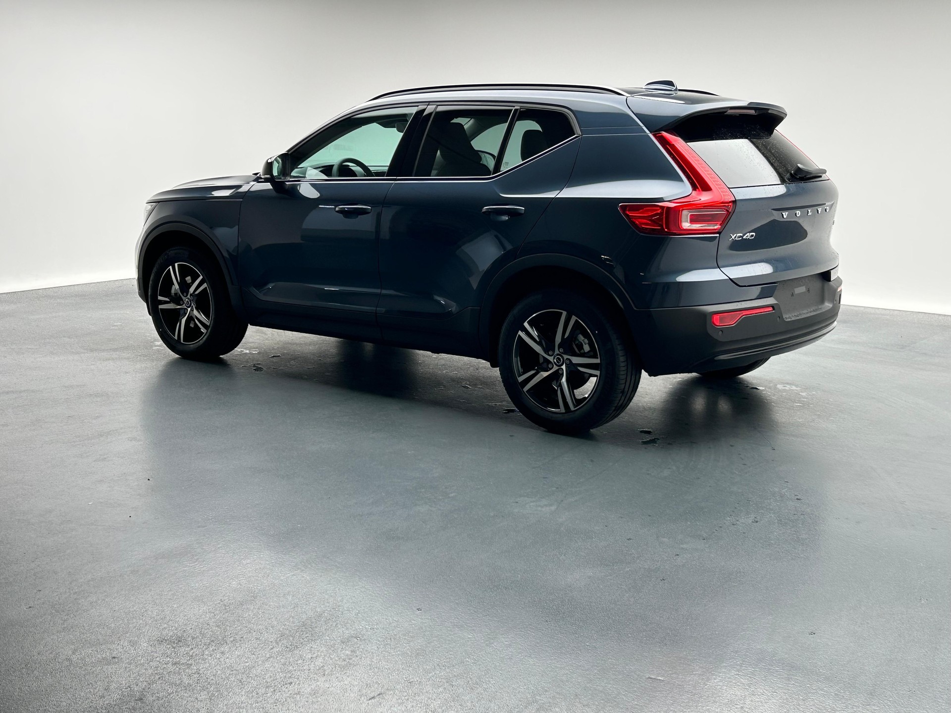 VOLVO XC40 2.0 B4 MH Plus Dark-image-15