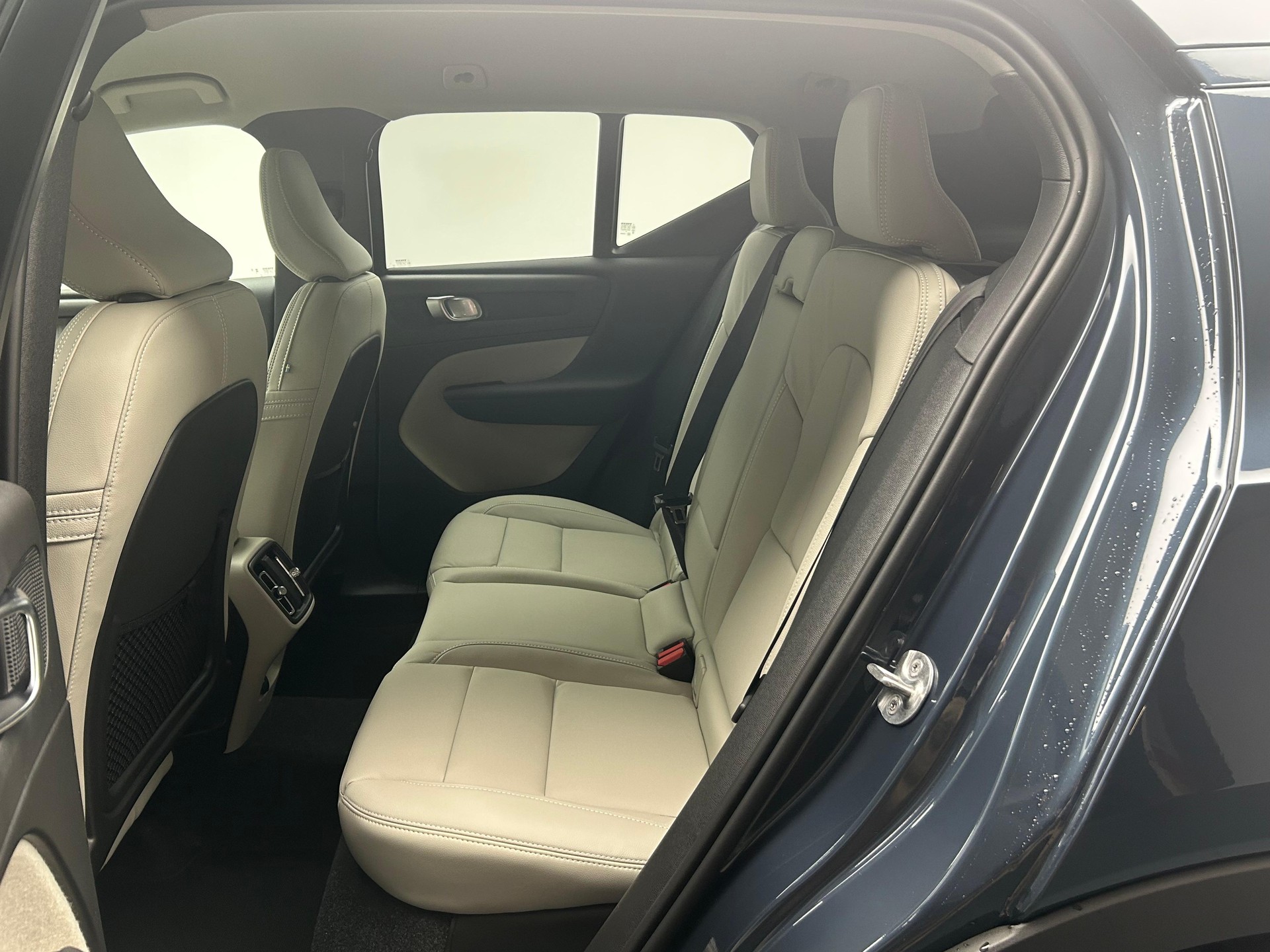 VOLVO XC40 2.0 B4 MH Plus Dark-image-16