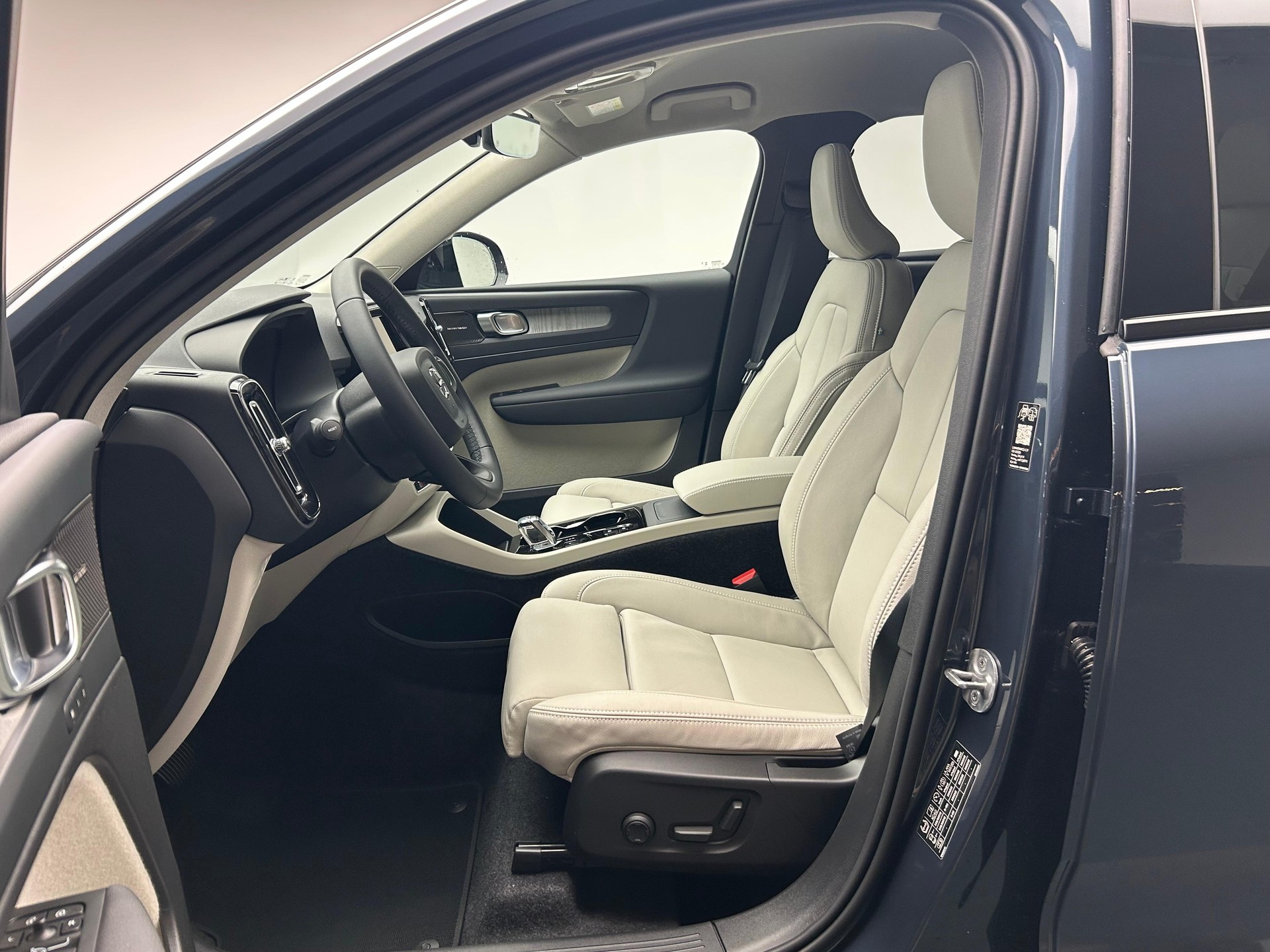 VOLVO XC40 2.0 B4 MH Plus Dark-image-3