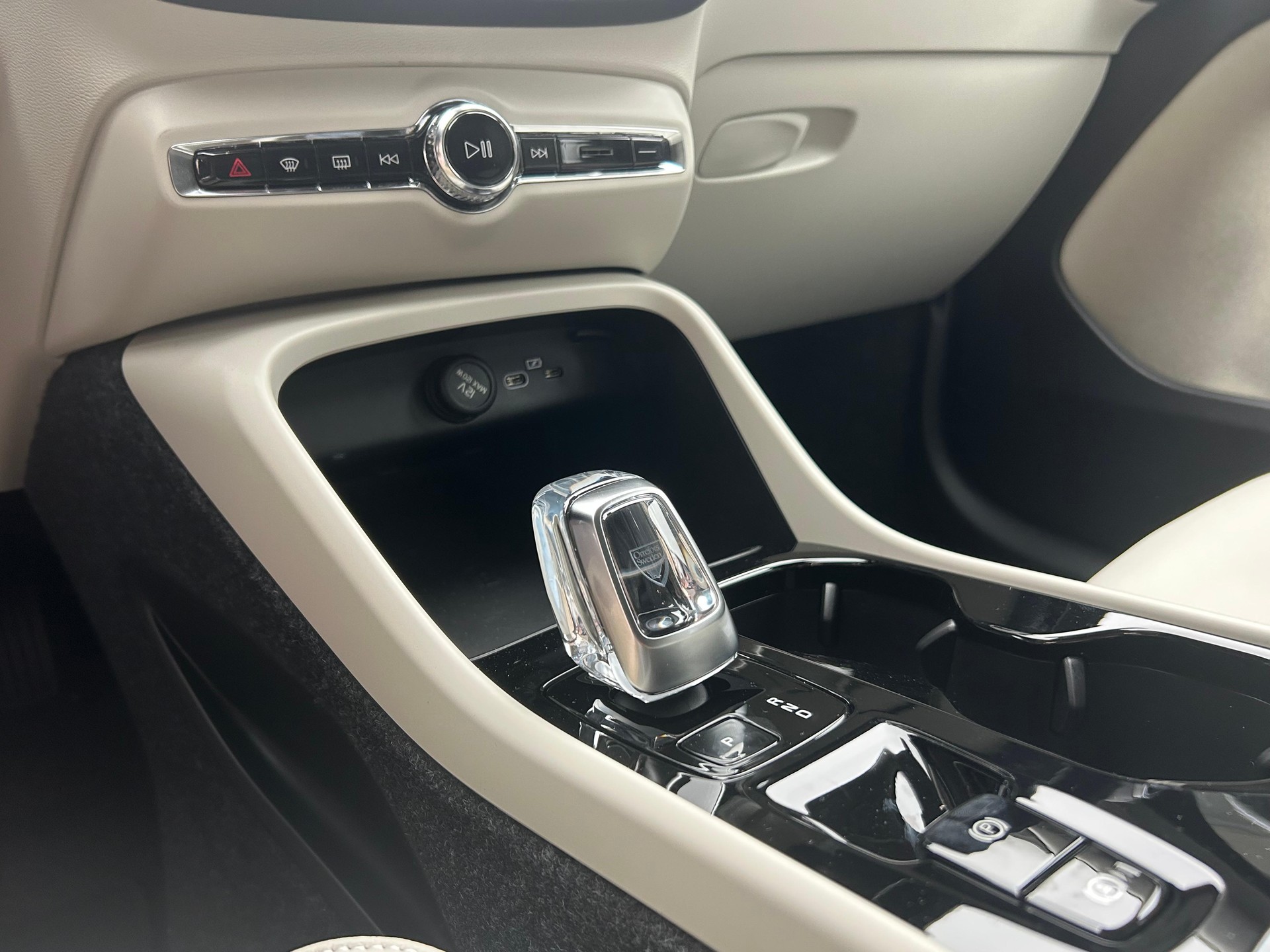 VOLVO XC40 2.0 B4 MH Plus Dark-image-12