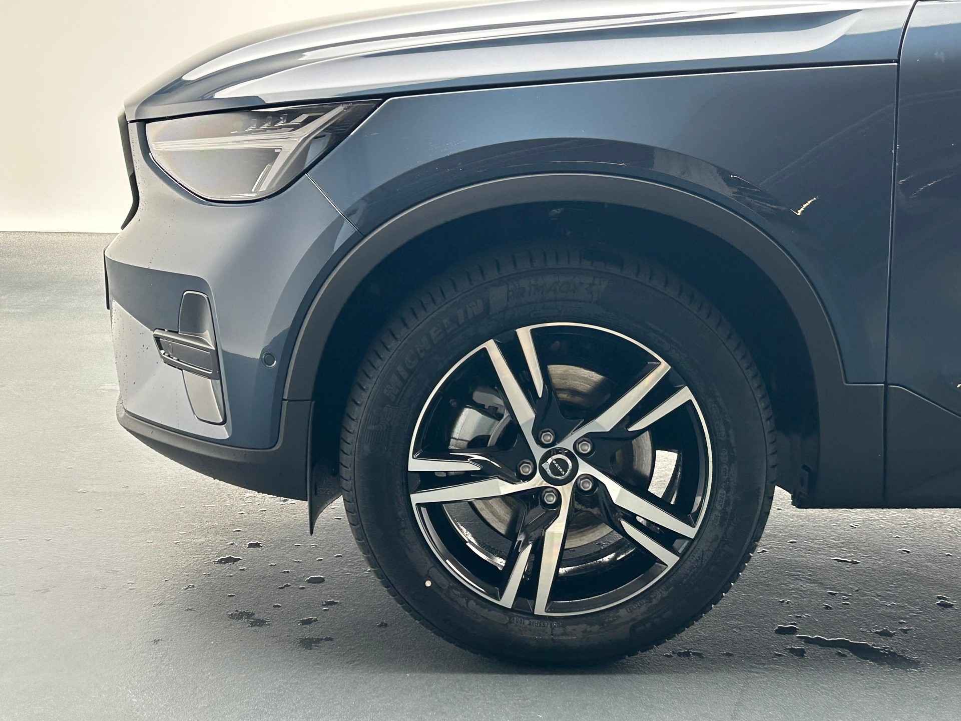 VOLVO XC40 2.0 B4 MH Plus Dark-image-6