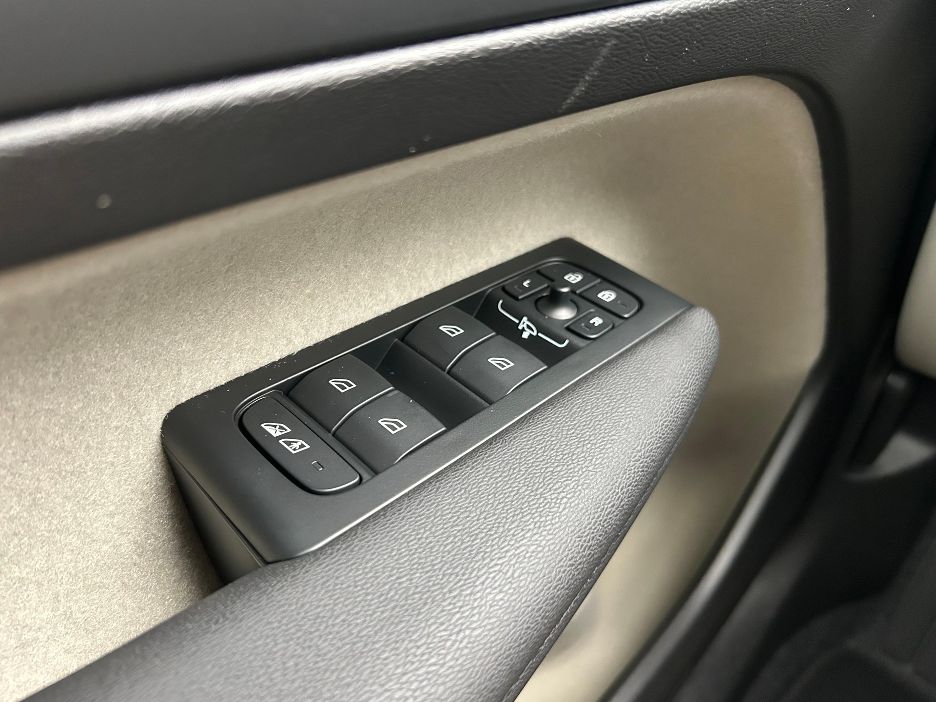 VOLVO XC40 2.0 B4 MH Plus Dark-image-14