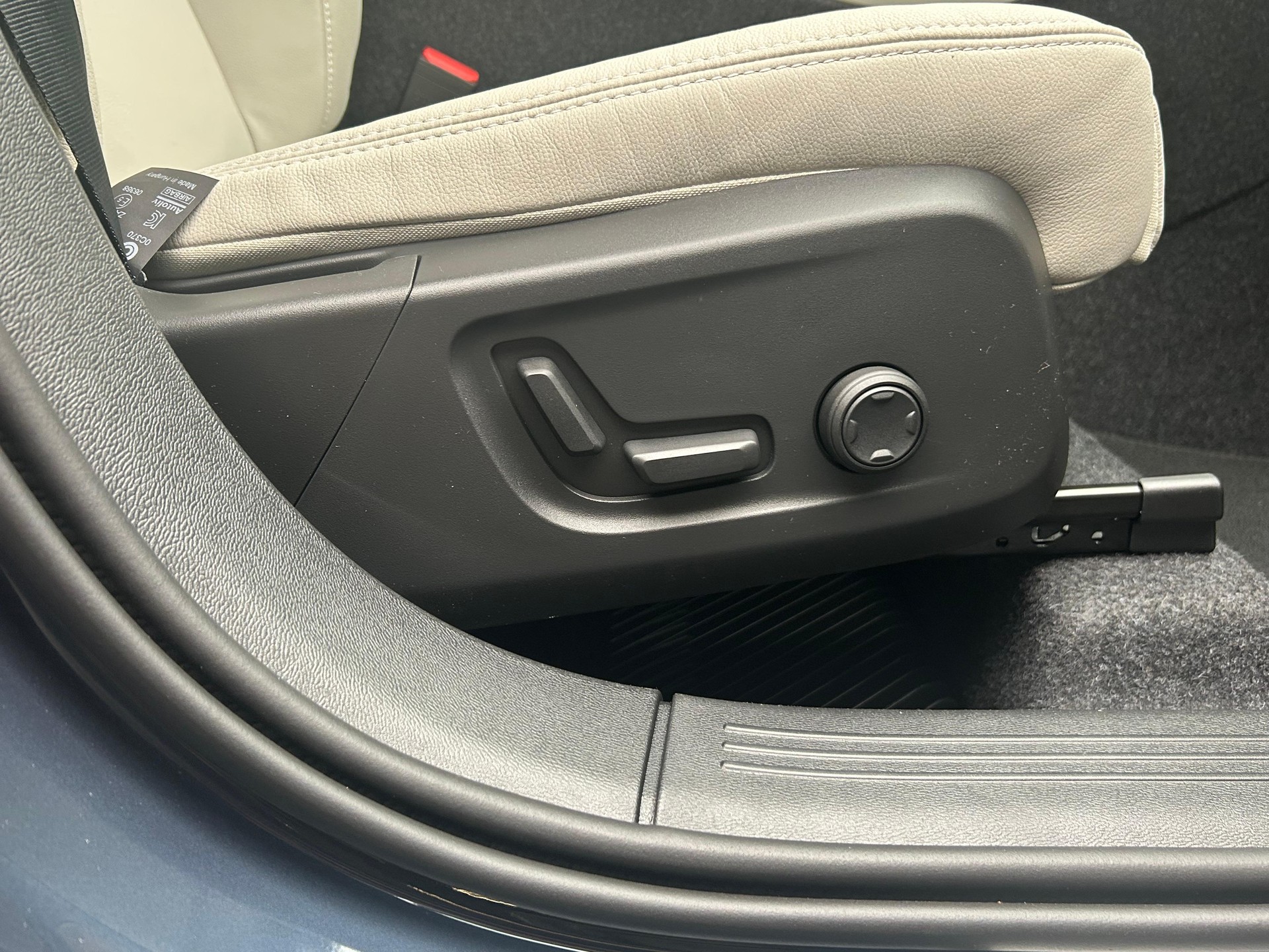 VOLVO XC40 2.0 B4 MH Plus Dark-image-28