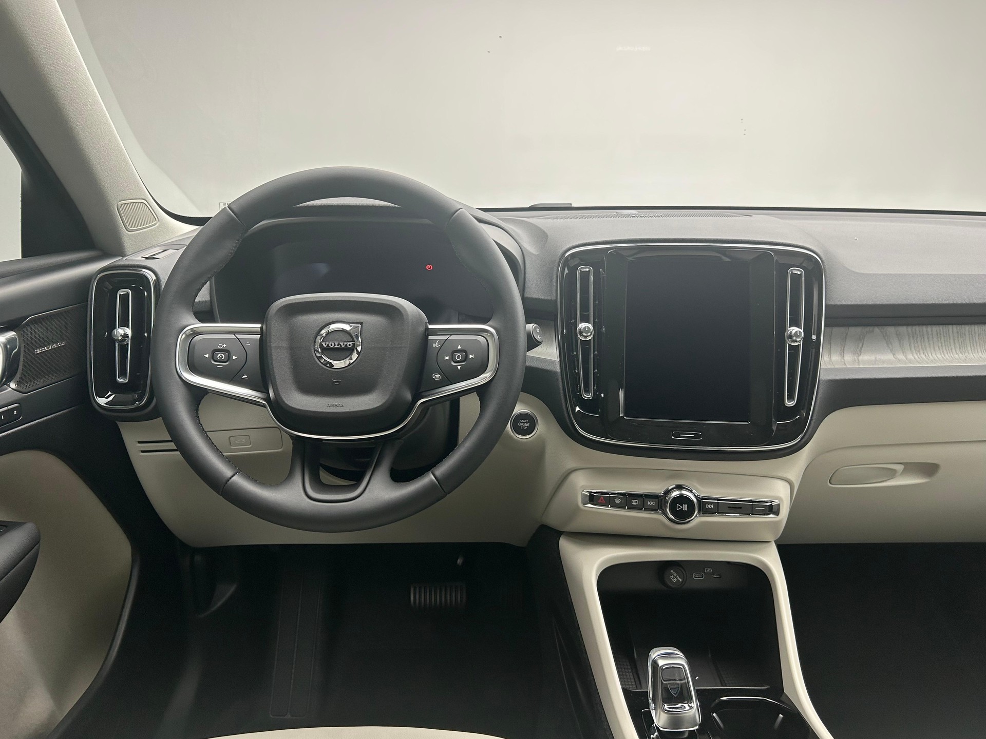 VOLVO XC40 2.0 B4 MH Plus Dark-image-17