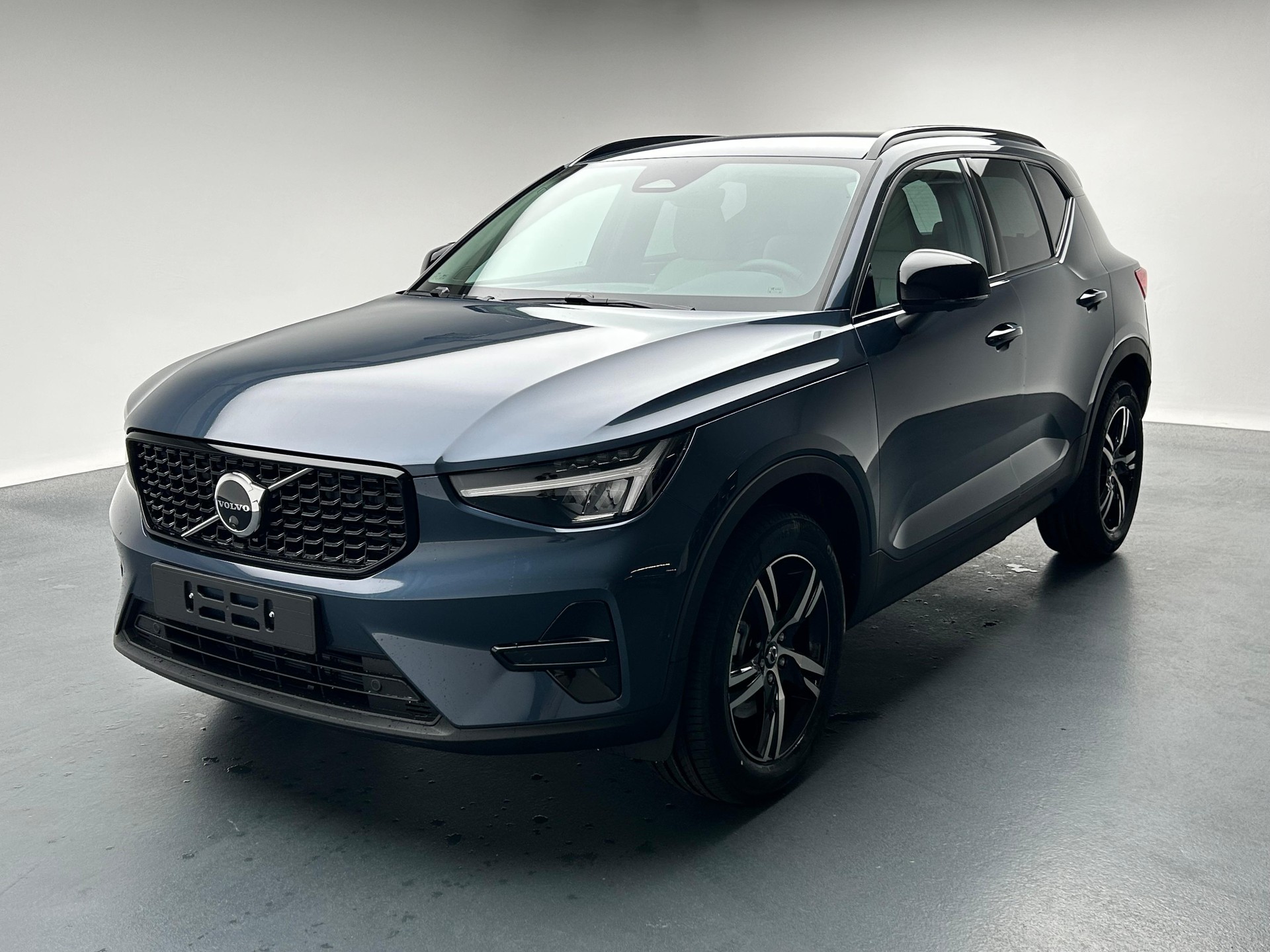 VOLVO XC40 2.0 B4 MH Plus Dark-image-0