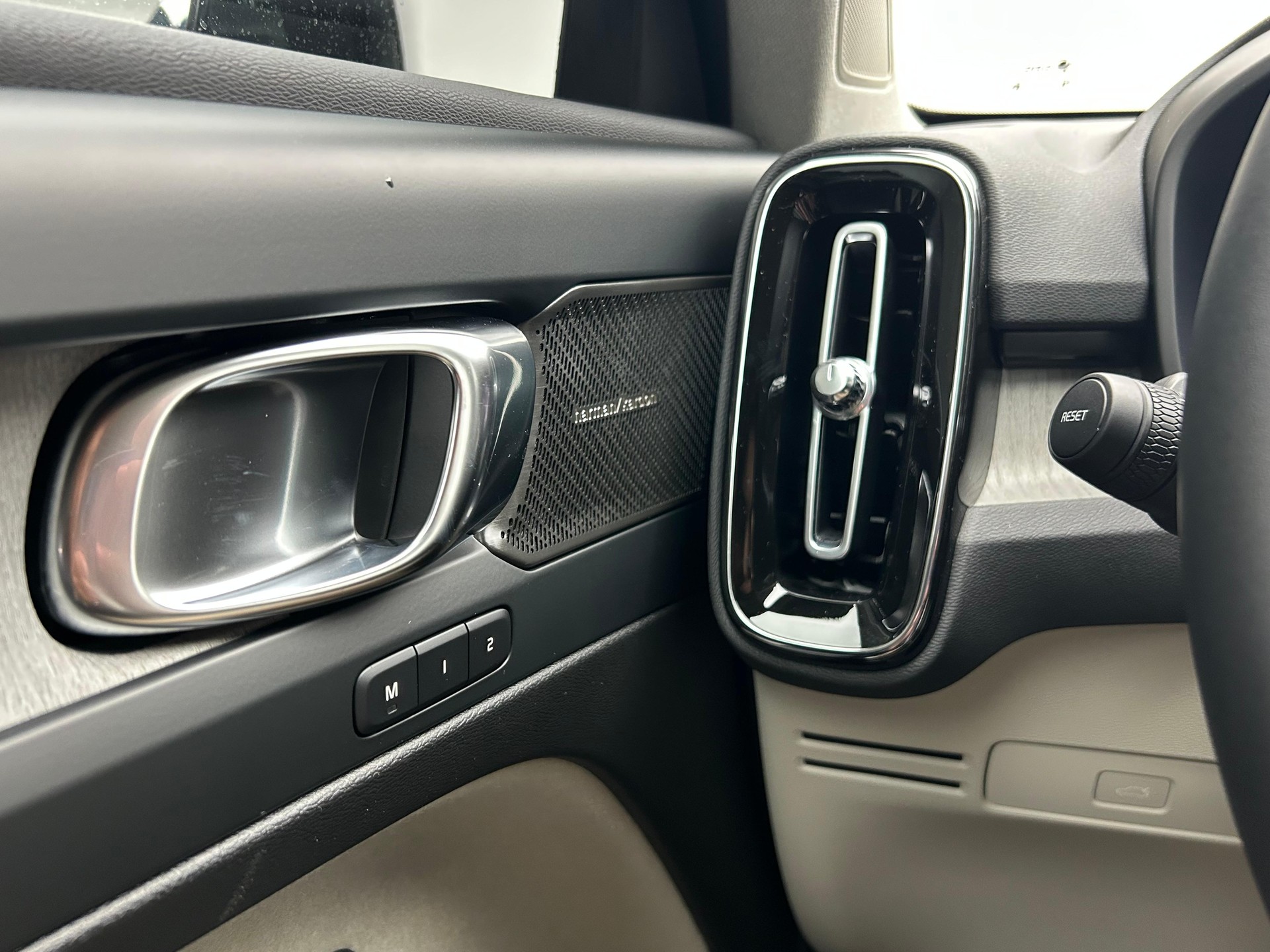 VOLVO XC40 2.0 B4 MH Plus Dark-image-13