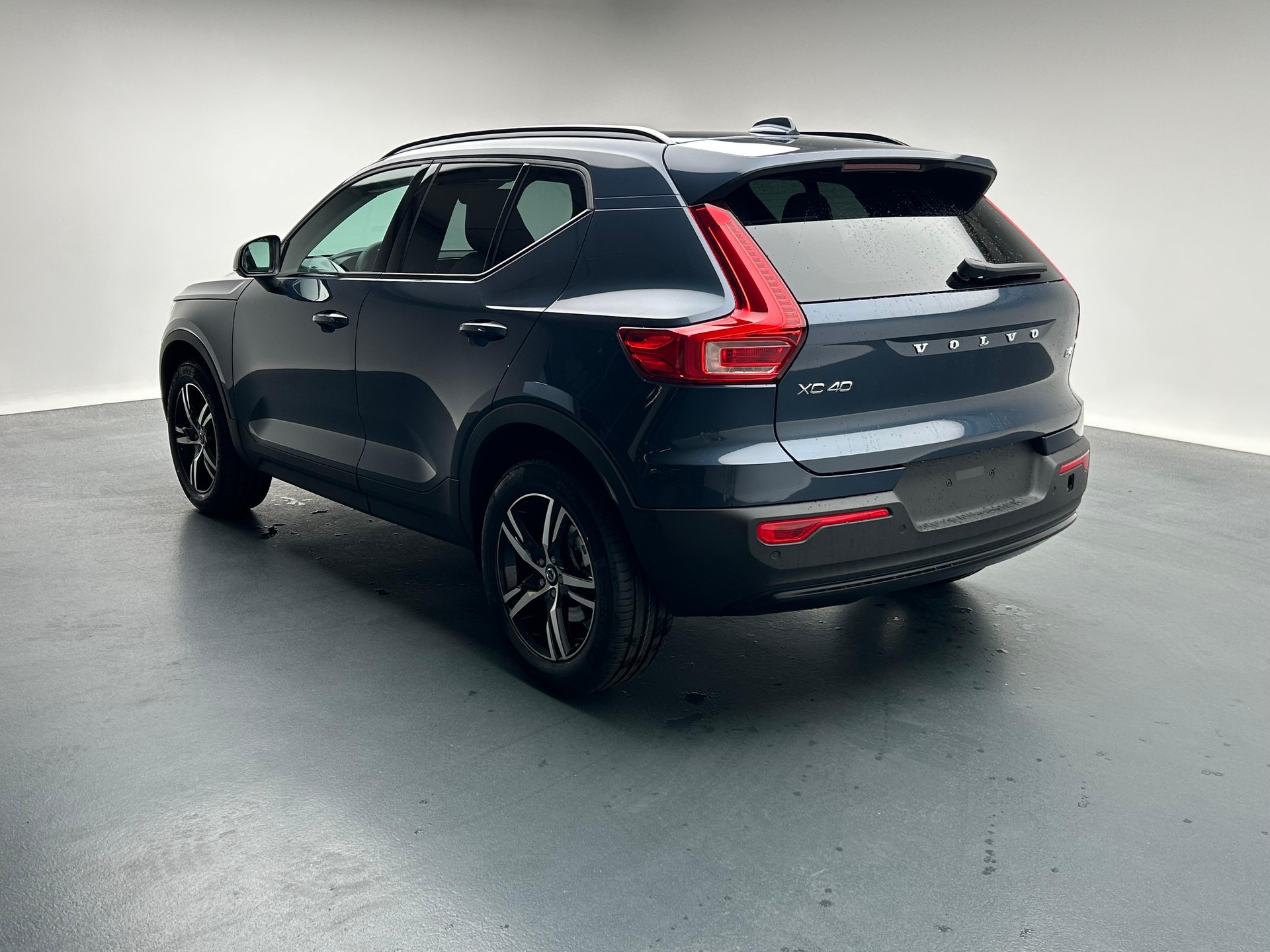 VOLVO XC40 2.0 B4 MH Plus Dark-image-19