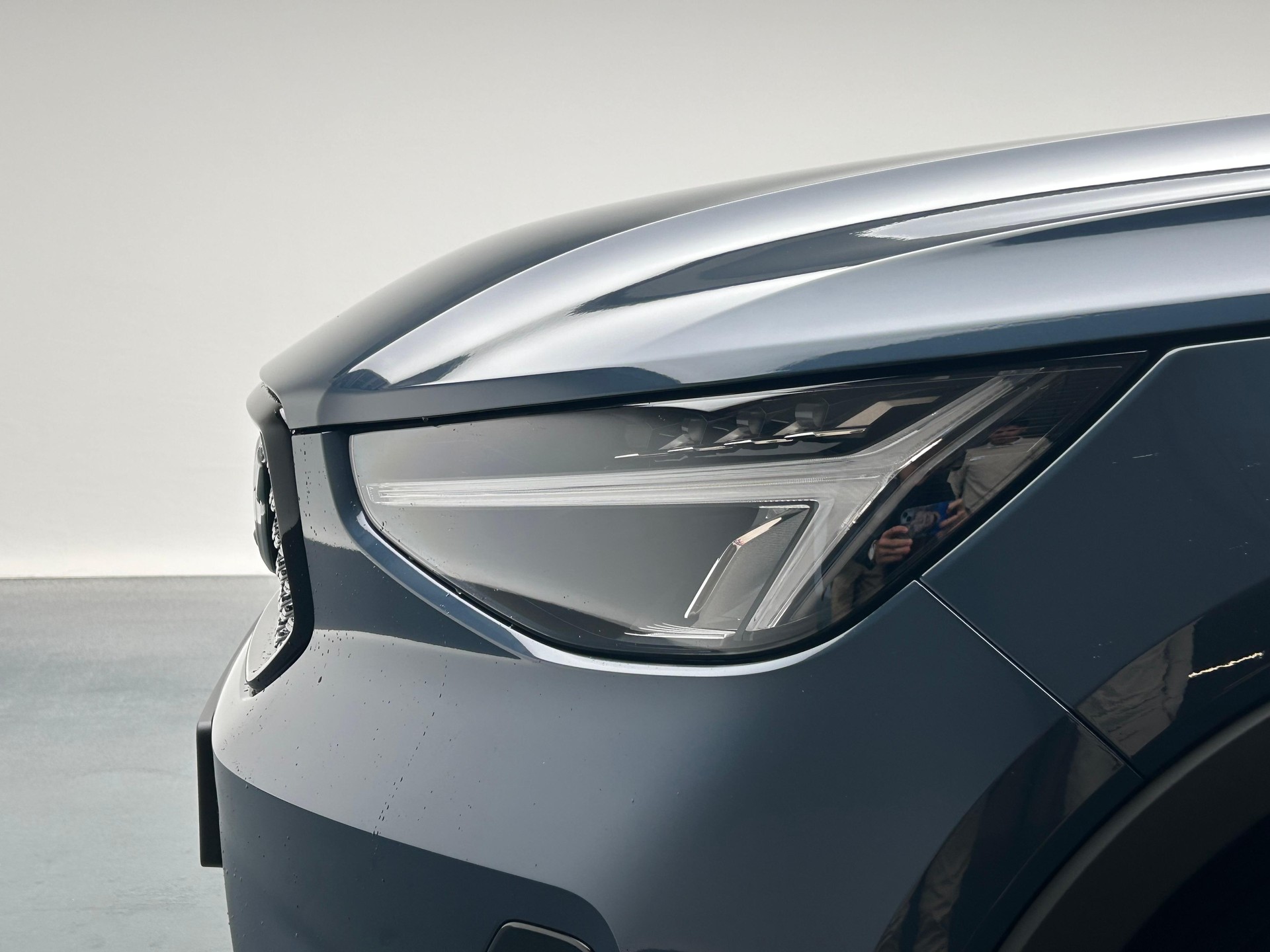 VOLVO XC40 2.0 B4 MH Plus Dark-image-2