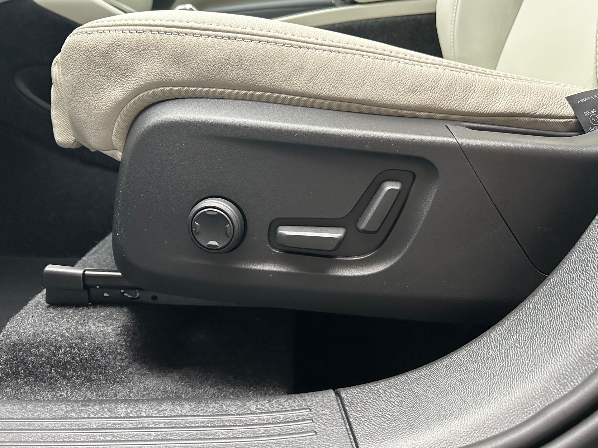 VOLVO XC40 2.0 B4 MH Plus Dark-image-4
