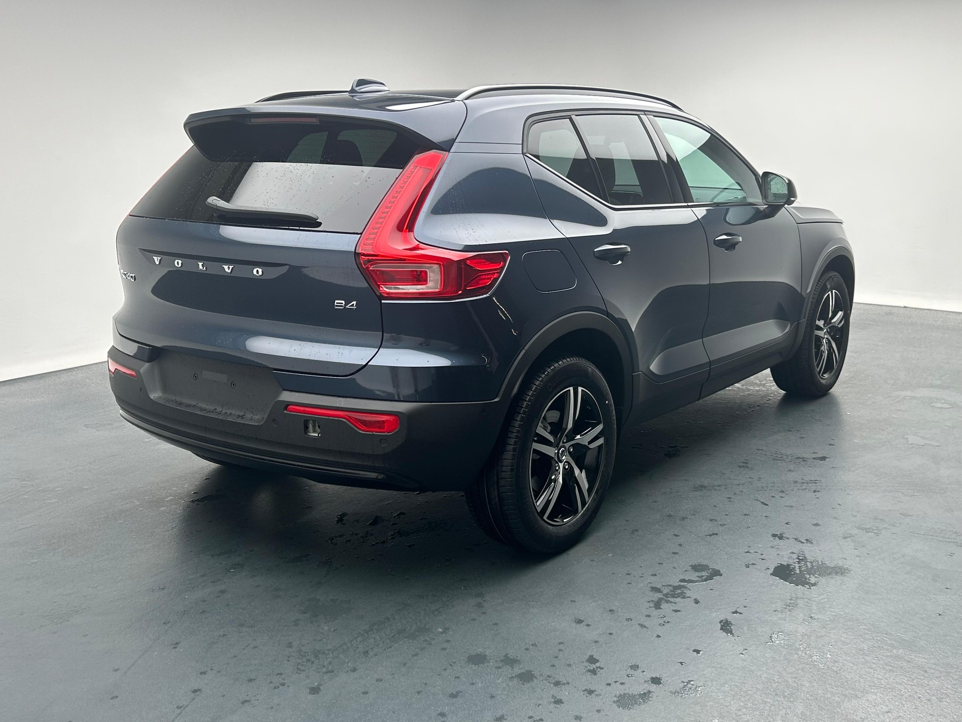 VOLVO XC40 2.0 B4 MH Plus Dark-image-23