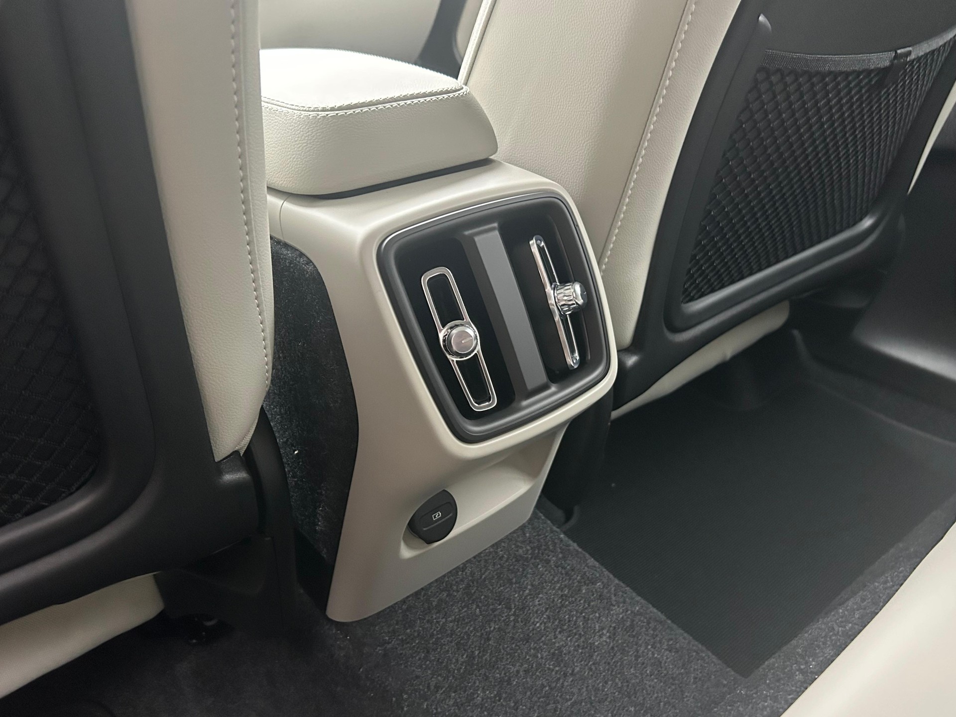 VOLVO XC40 2.0 B4 MH Plus Dark-image-18