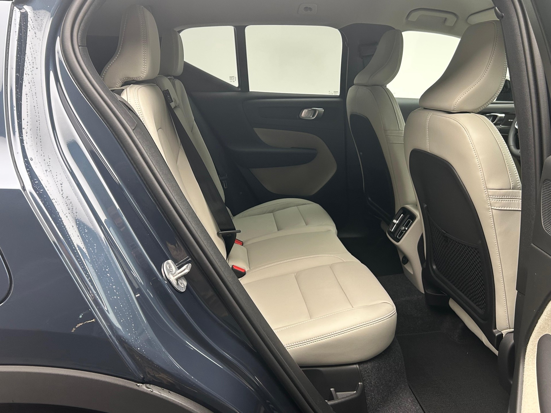 VOLVO XC40 2.0 B4 MH Plus Dark-image-25