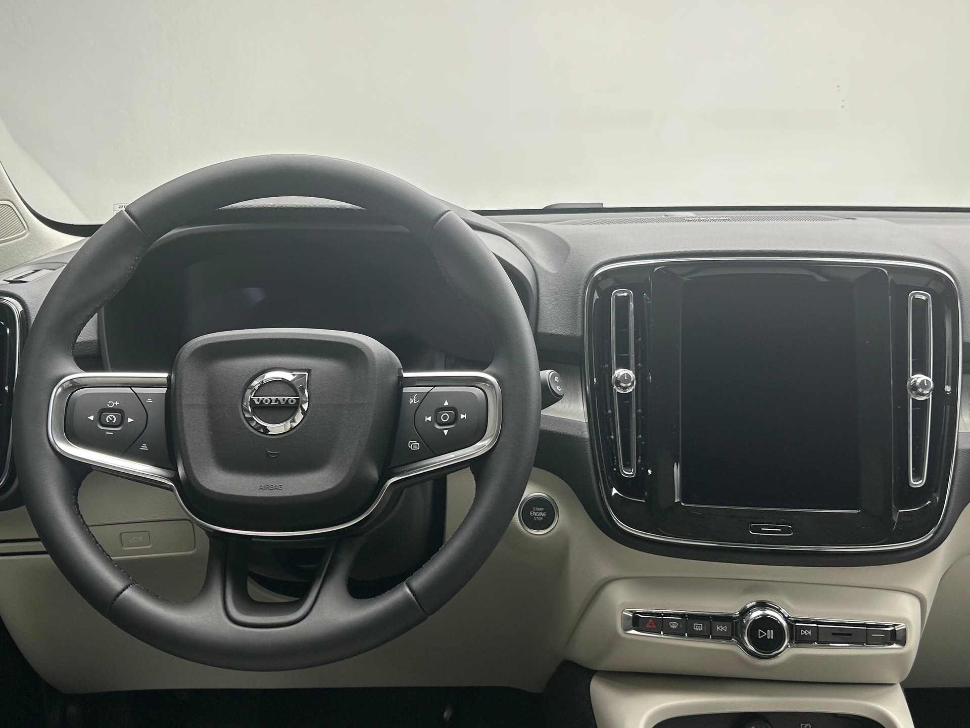 VOLVO XC40 2.0 B4 MH Plus Dark-image-7