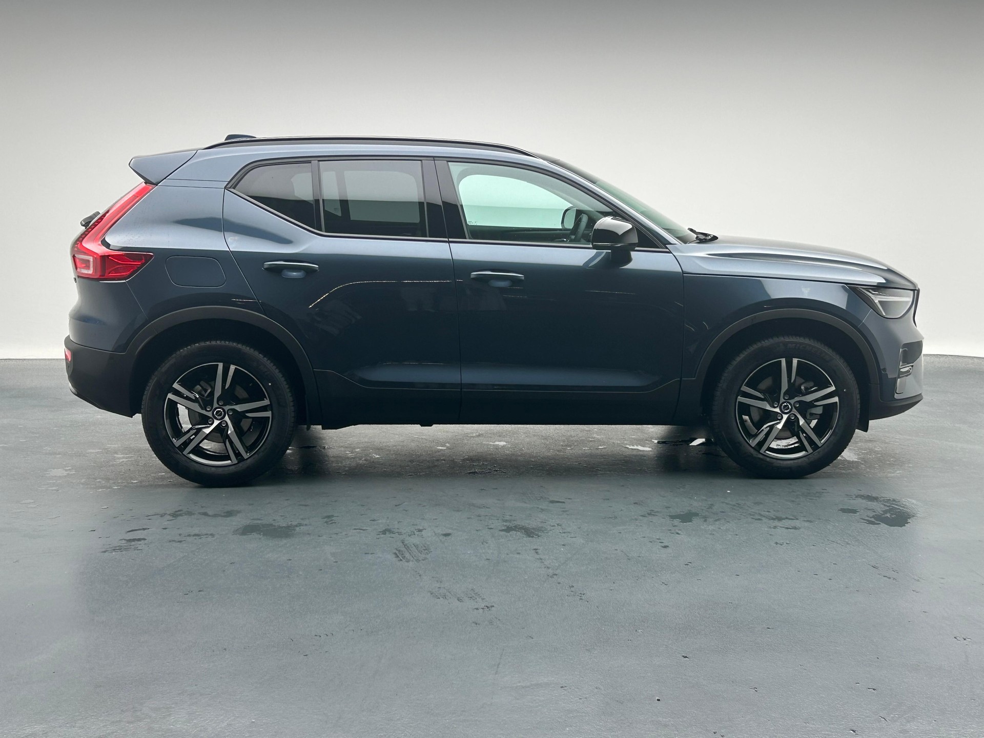 VOLVO XC40 2.0 B4 MH Plus Dark-image-24