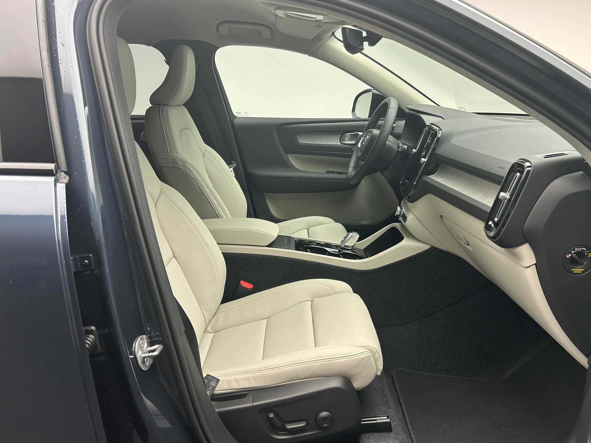 VOLVO XC40 2.0 B4 MH Plus Dark-image-27
