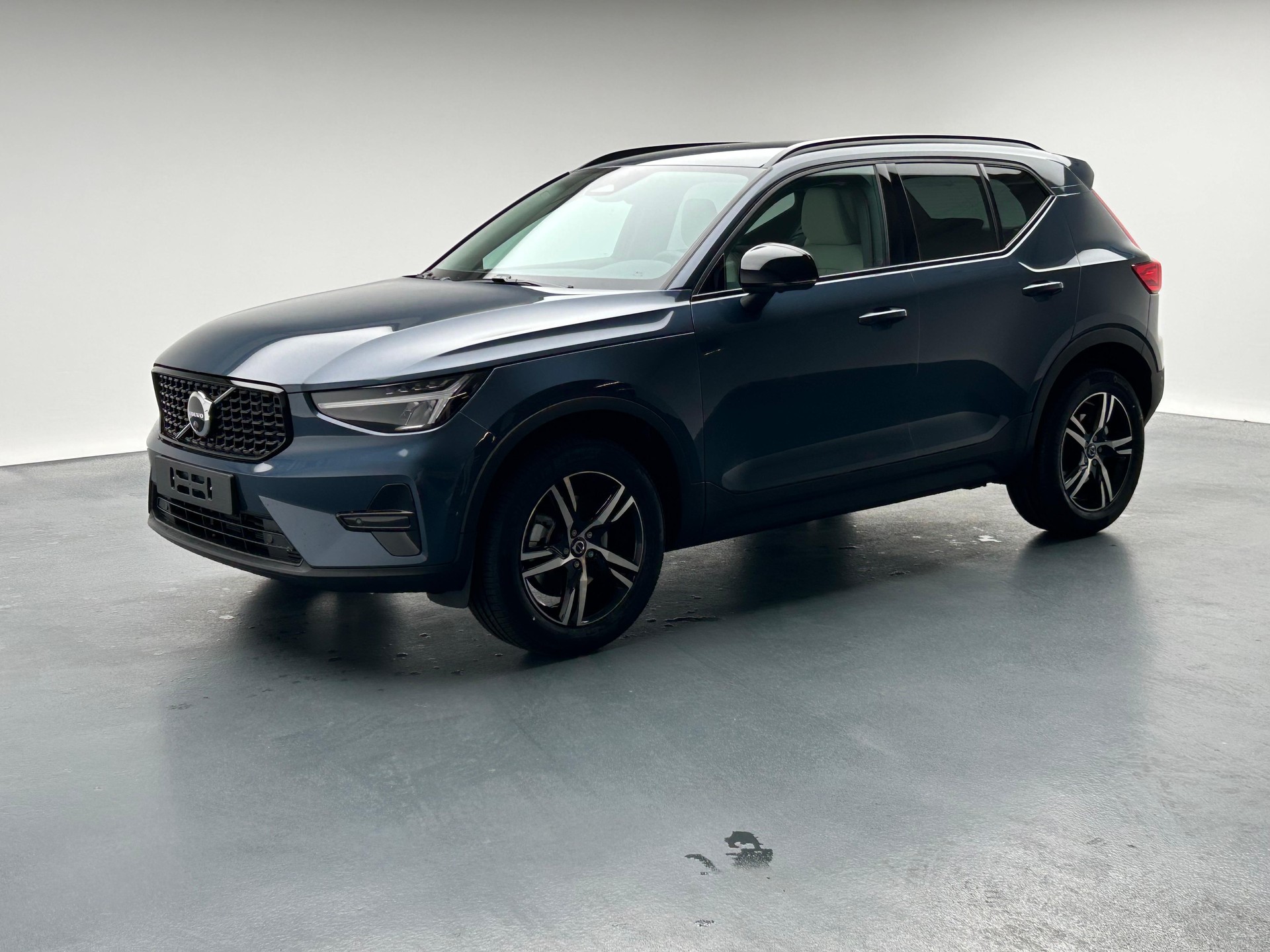 VOLVO XC40 2.0 B4 MH Plus Dark-image-1