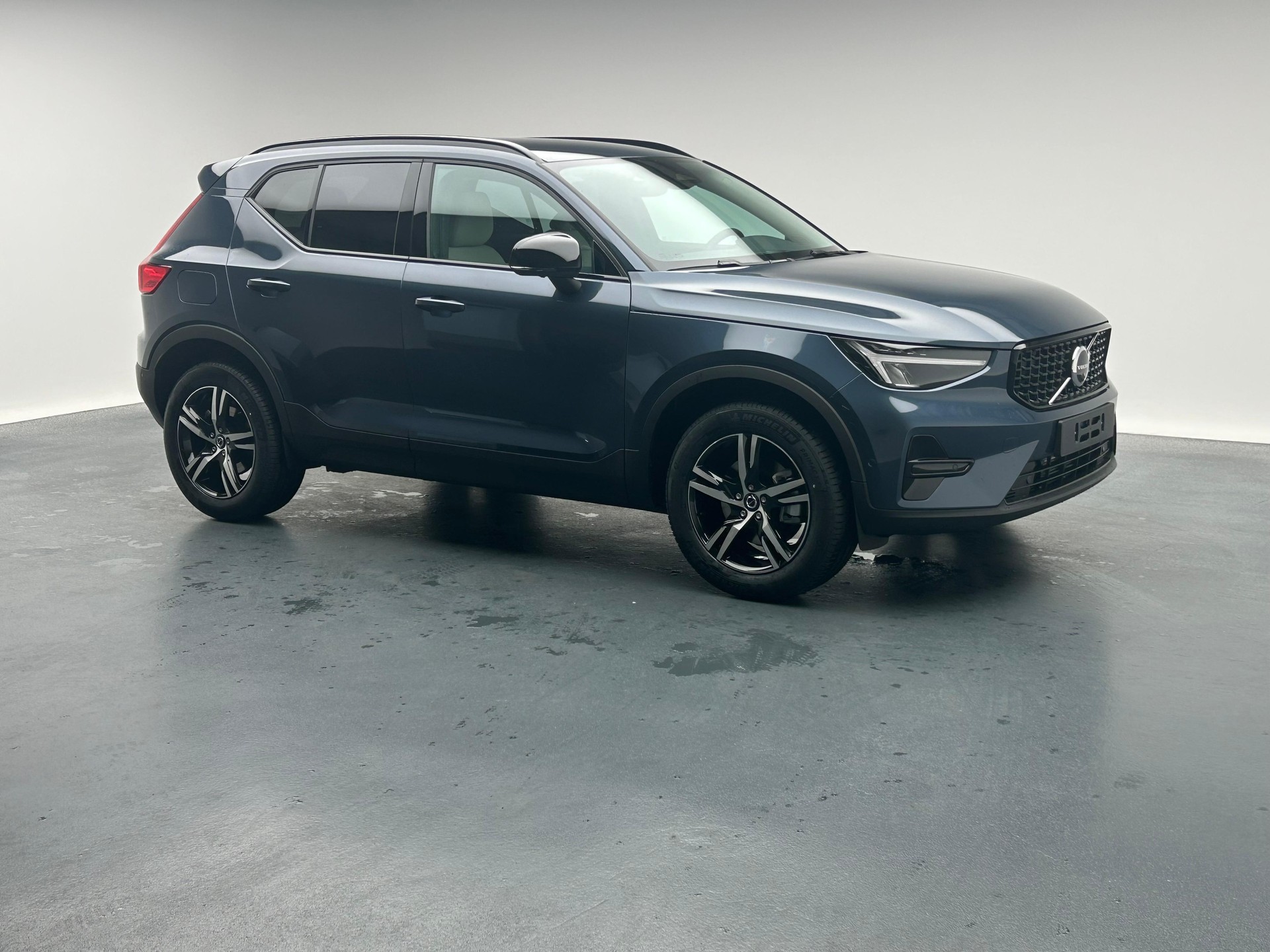 VOLVO XC40 2.0 B4 MH Plus Dark-image-26