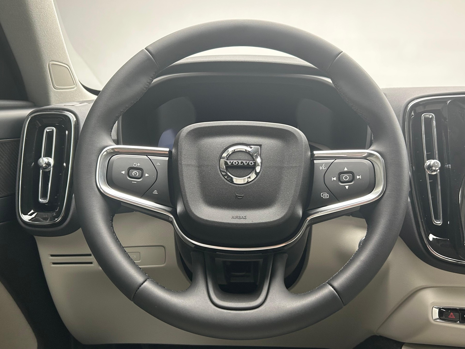 VOLVO XC40 2.0 B4 MH Plus Dark-image-8
