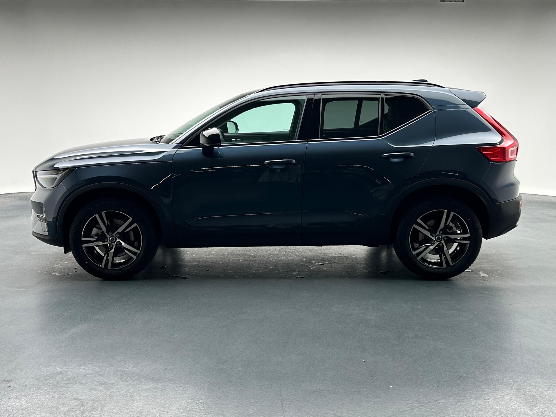 VOLVO XC40 2.0 B4 MH Plus Dark-image-5