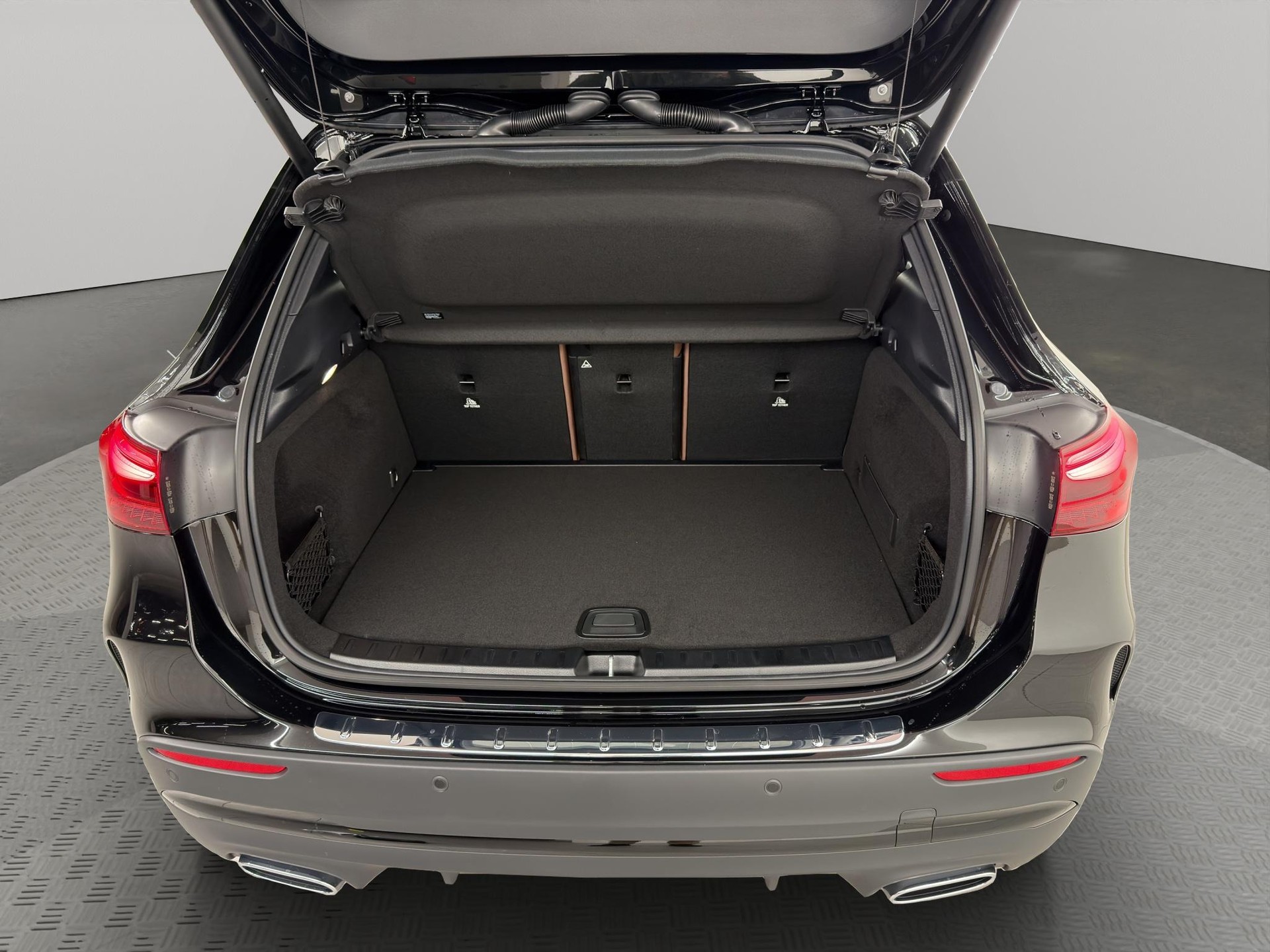 MERCEDES-BENZ GLA 250 Swiss Star AMG Line 4matic-image-4