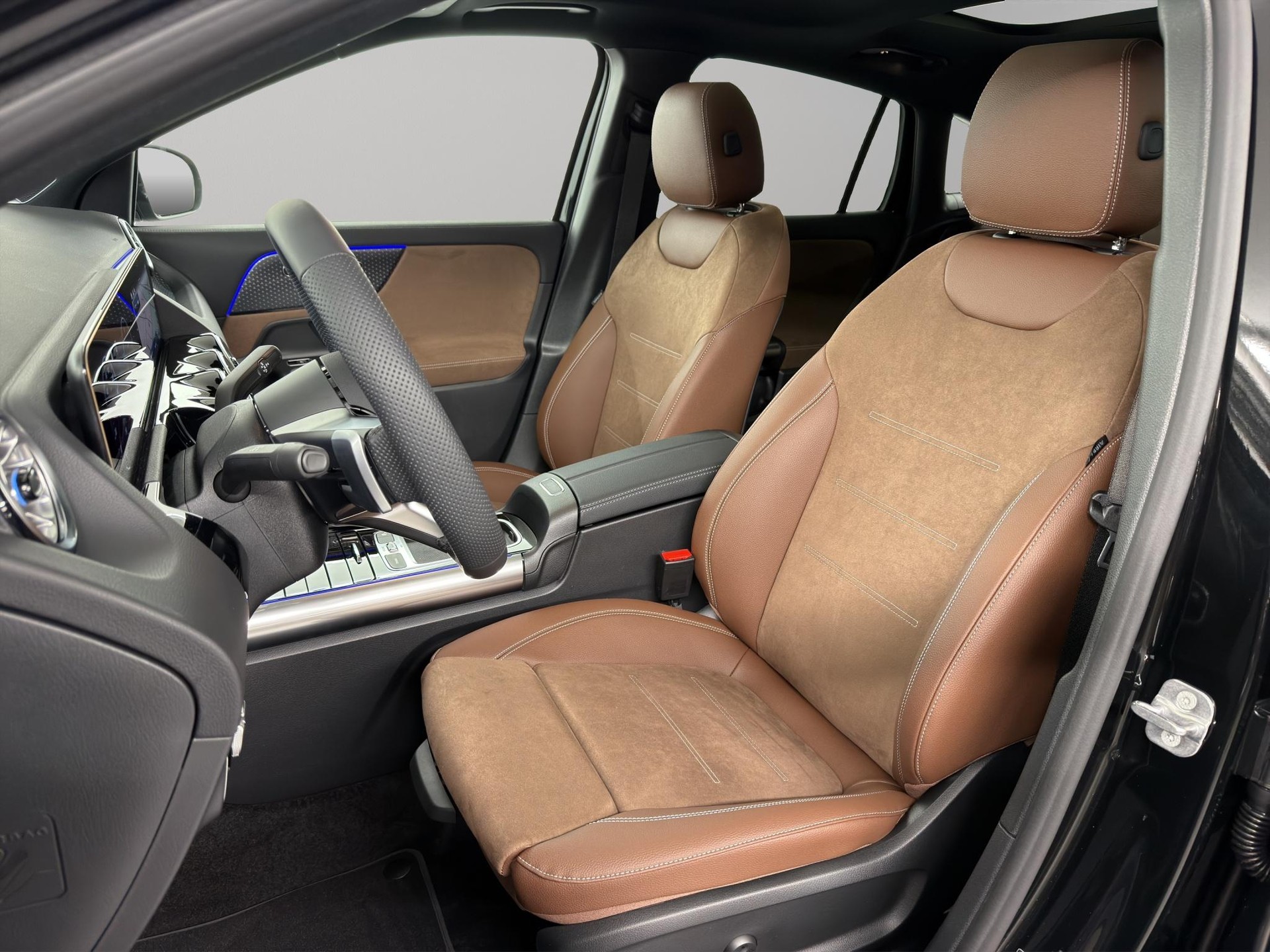 MERCEDES-BENZ GLA 250 Swiss Star AMG Line 4matic-image-6