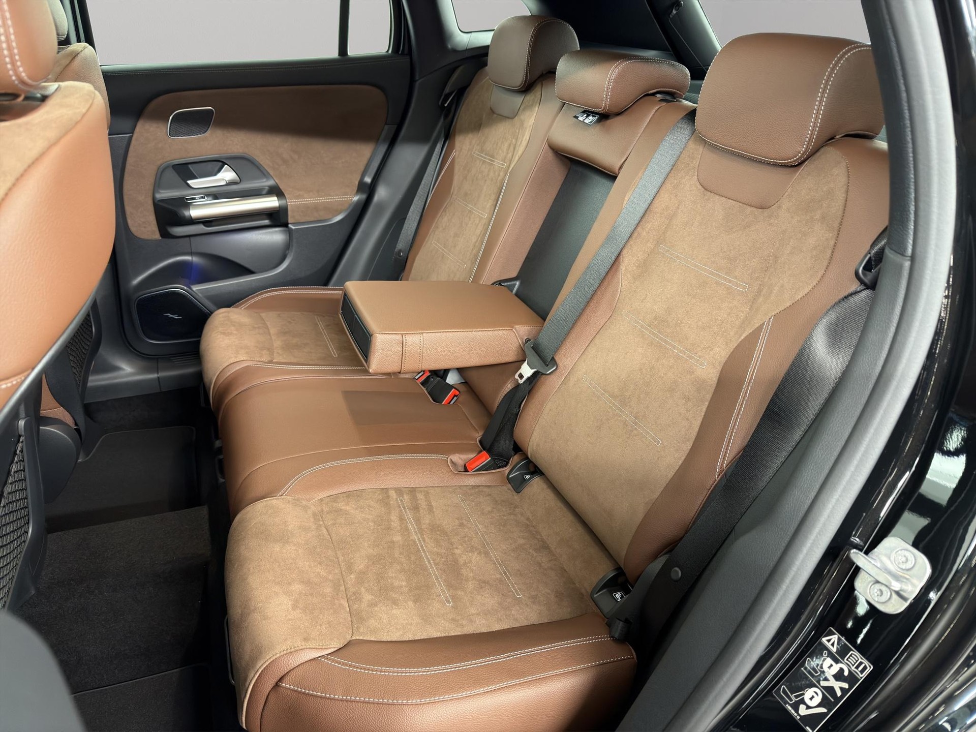 MERCEDES-BENZ GLA 250 Swiss Star AMG Line 4matic-image-7