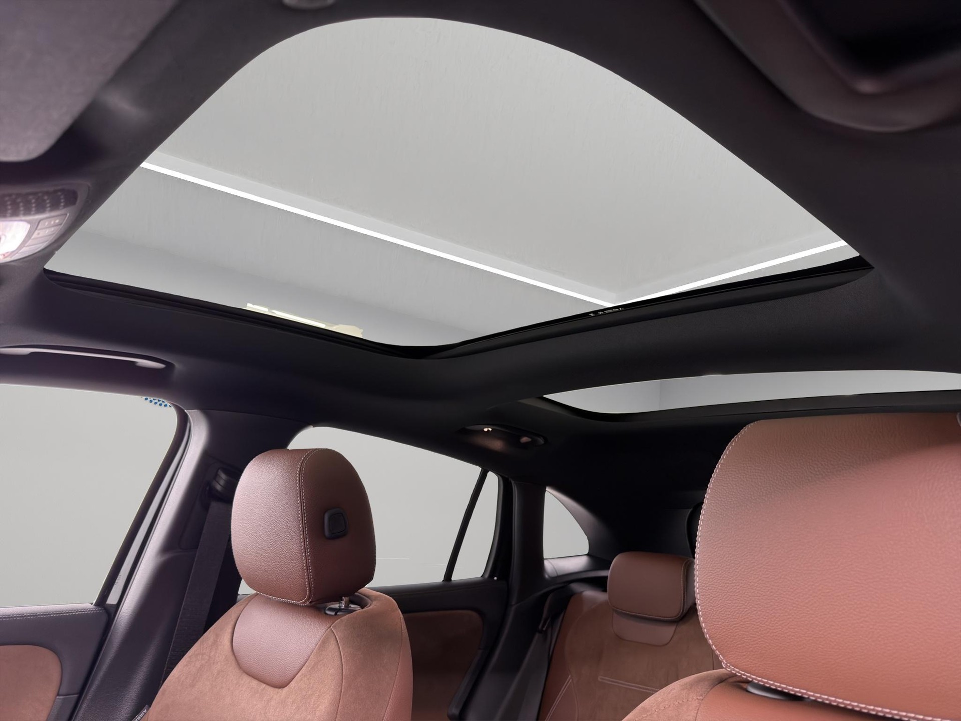 MERCEDES-BENZ GLA 250 Swiss Star AMG Line 4matic-image-5