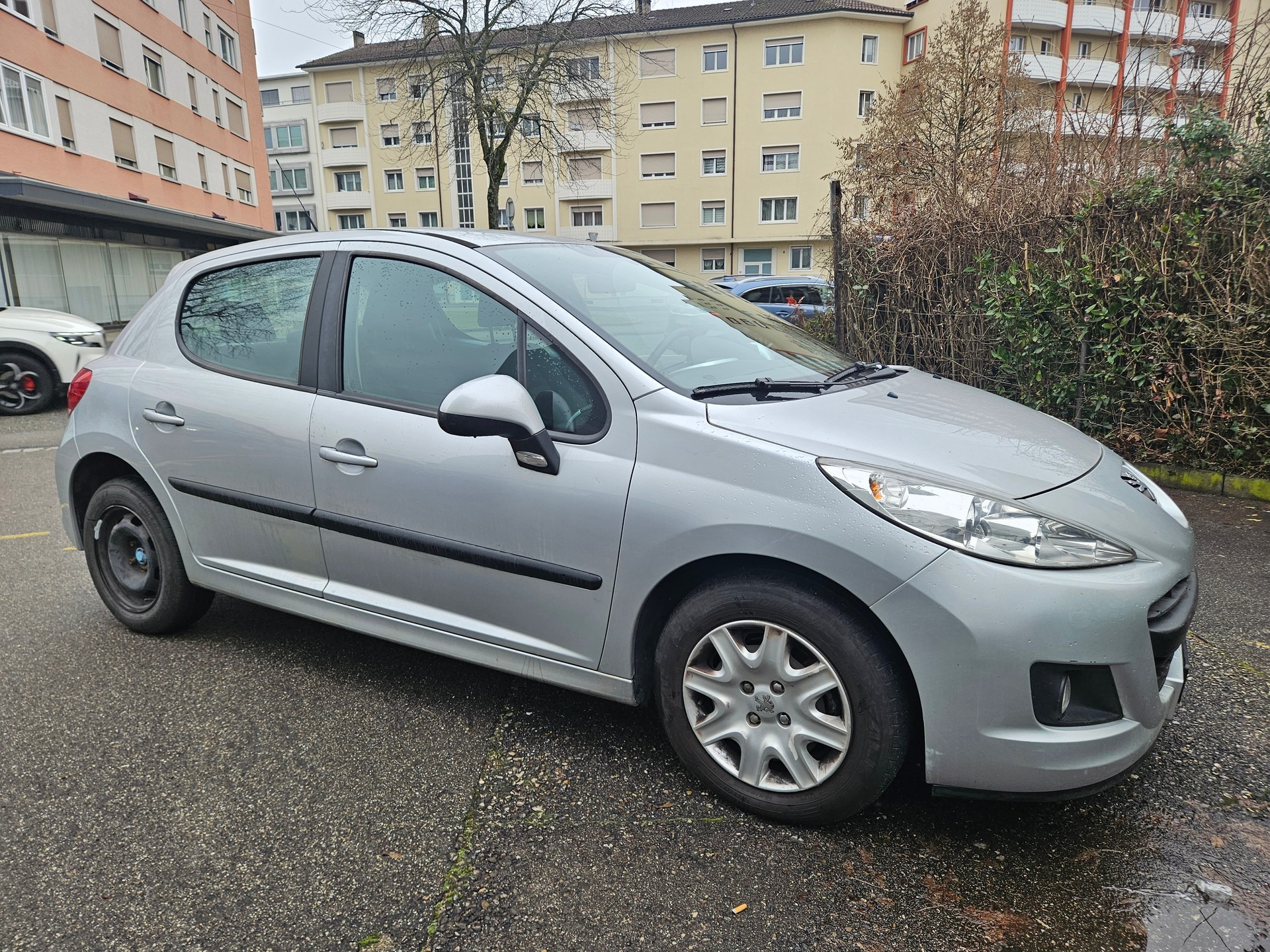 PEUGEOT 207 1.4 16V Swiss Edition-image-4