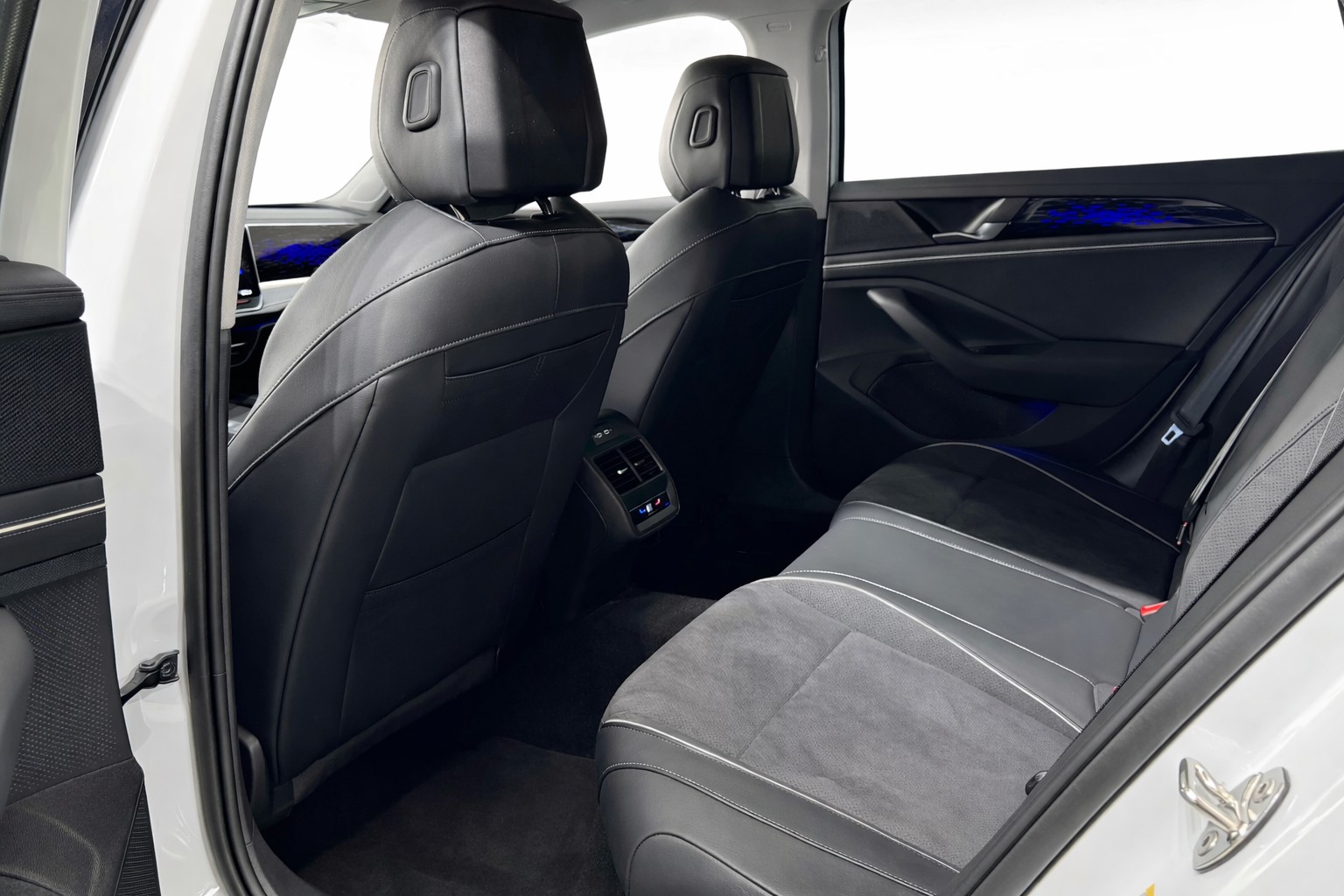 VW Passat Variant 2.0 TDI evo Elegance DSG-image-12