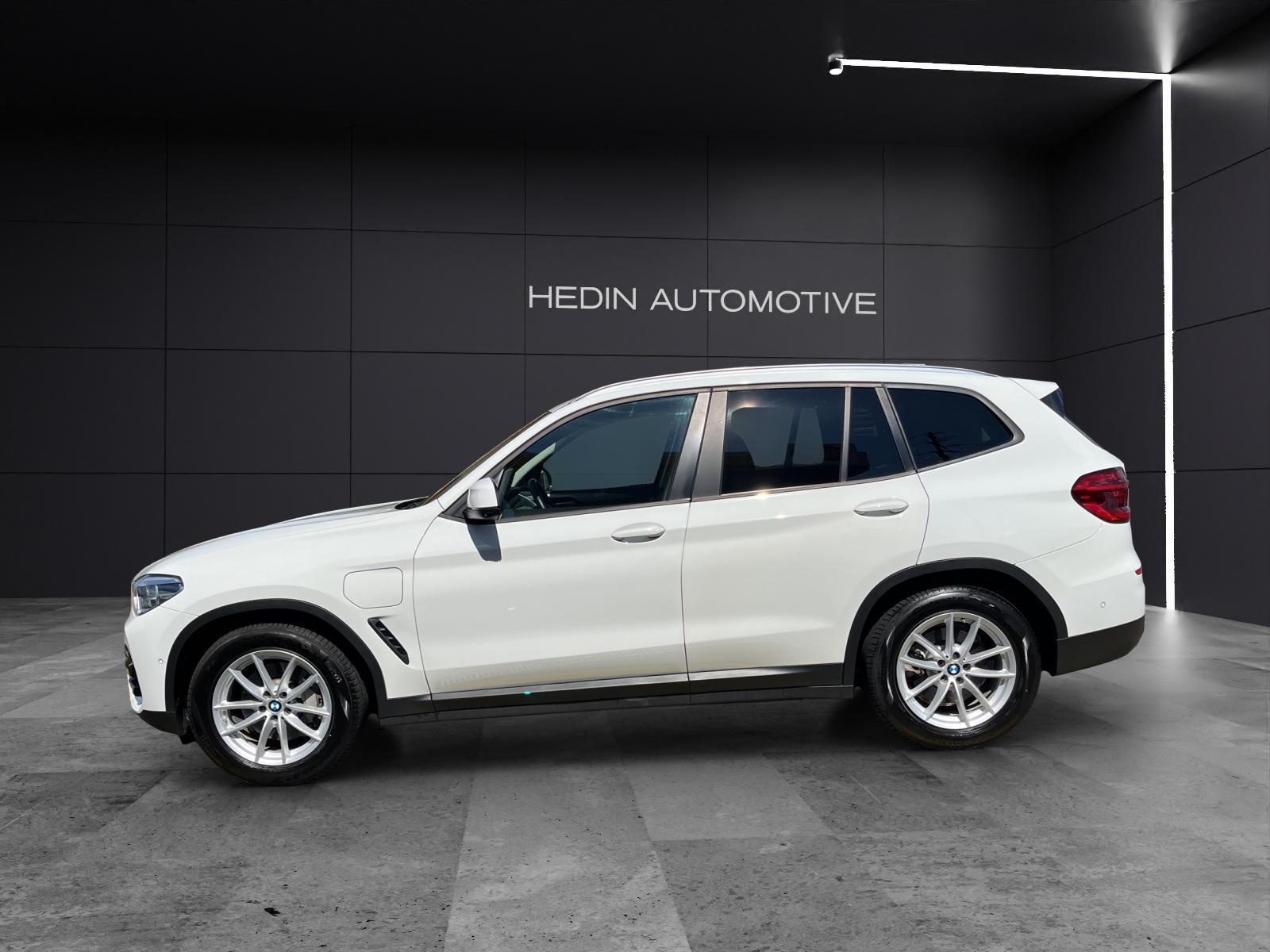 BMW X3 30e xDrive-showroom-element-3