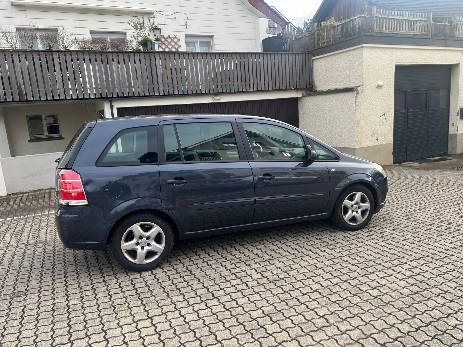 OPEL Zafira 2.2i 16V Cosmo-image-3