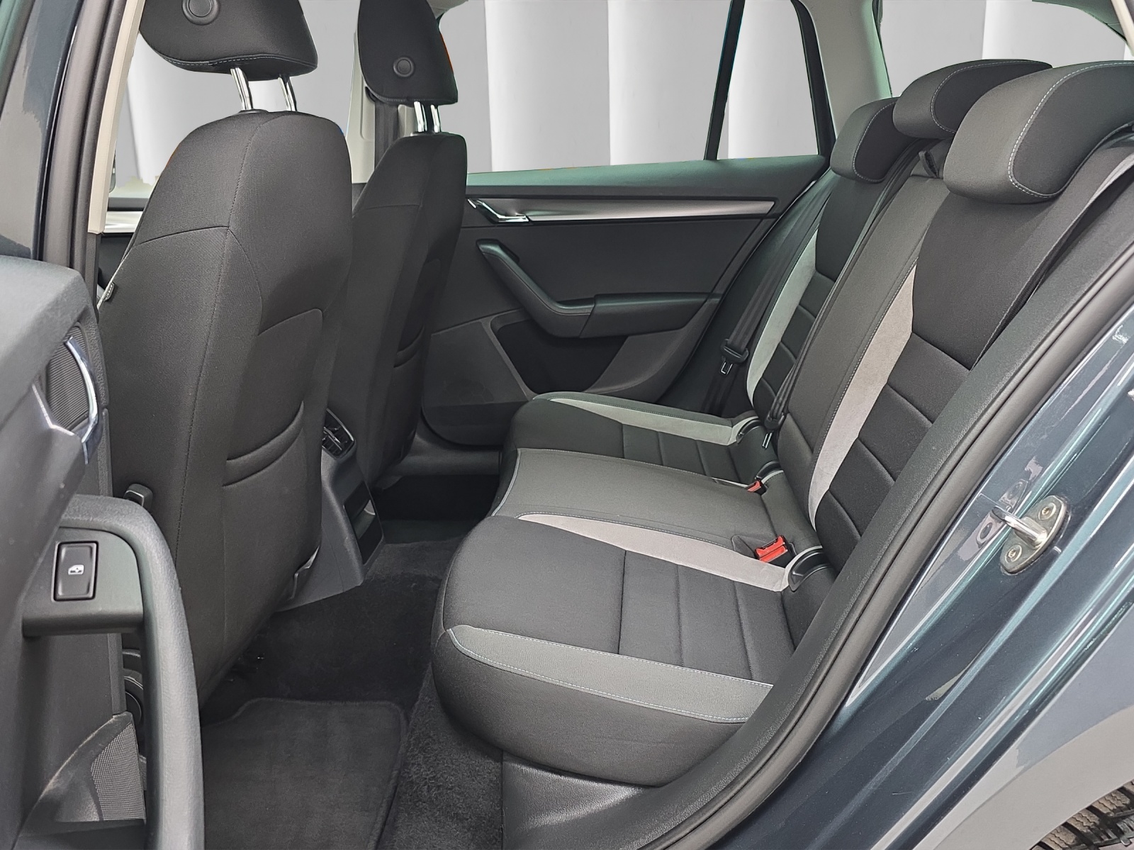 SKODA Octavia Combi 1.8 TSI Ambition 4x4 DSG-image-12