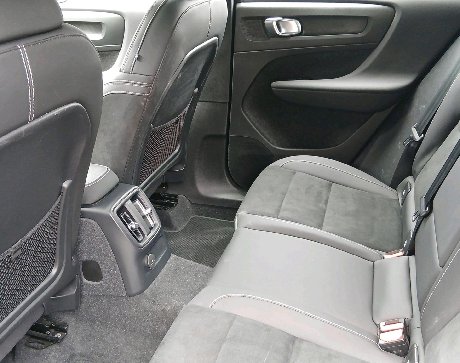 VOLVO XC40 1.5 T5 PiH Ultimate Dark-image-3