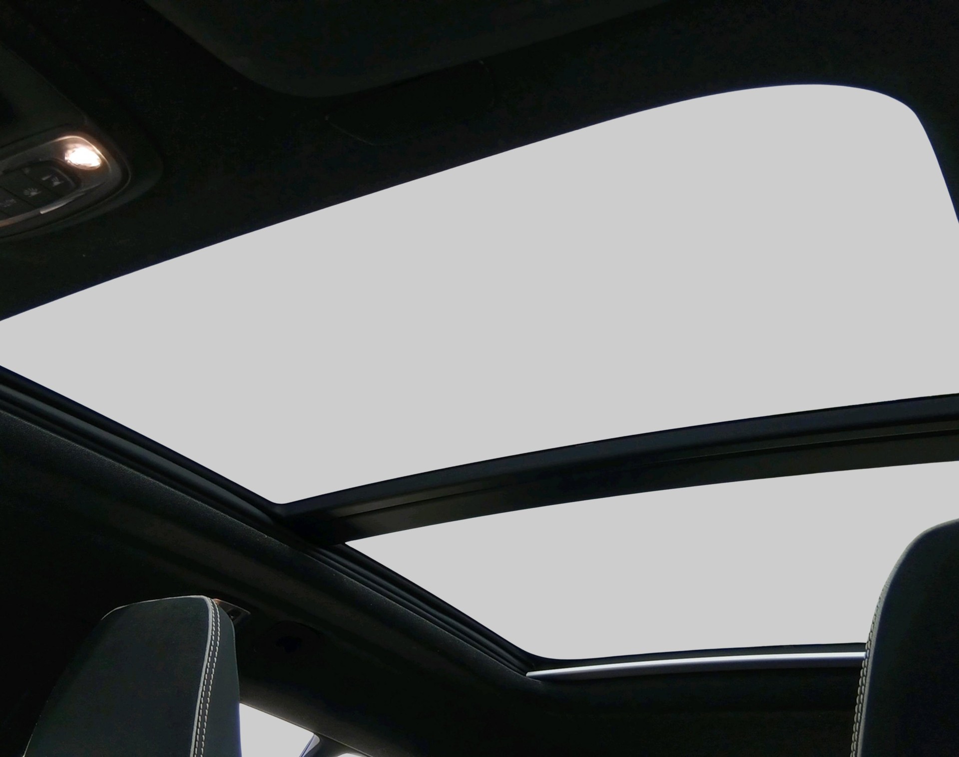 VOLVO XC40 1.5 T5 PiH Ultimate Dark-image-16