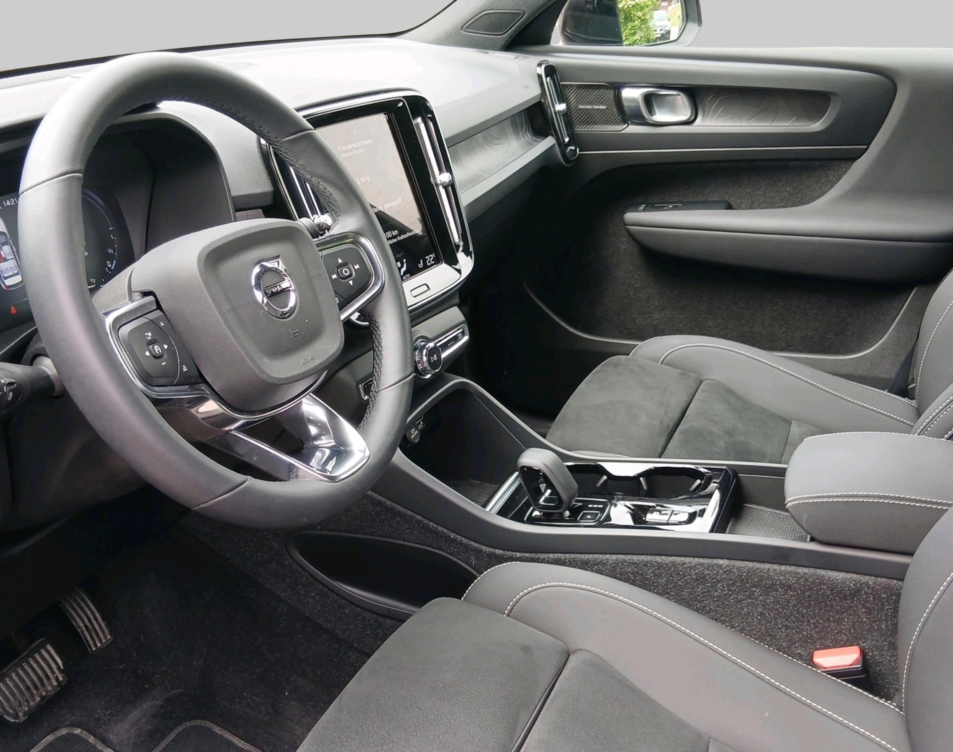 VOLVO XC40 1.5 T5 PiH Ultimate Dark-image-2