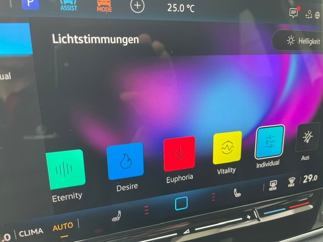 VW Tiguan 2.0 TDI SCR R-Line 4Motion DSG-image-14