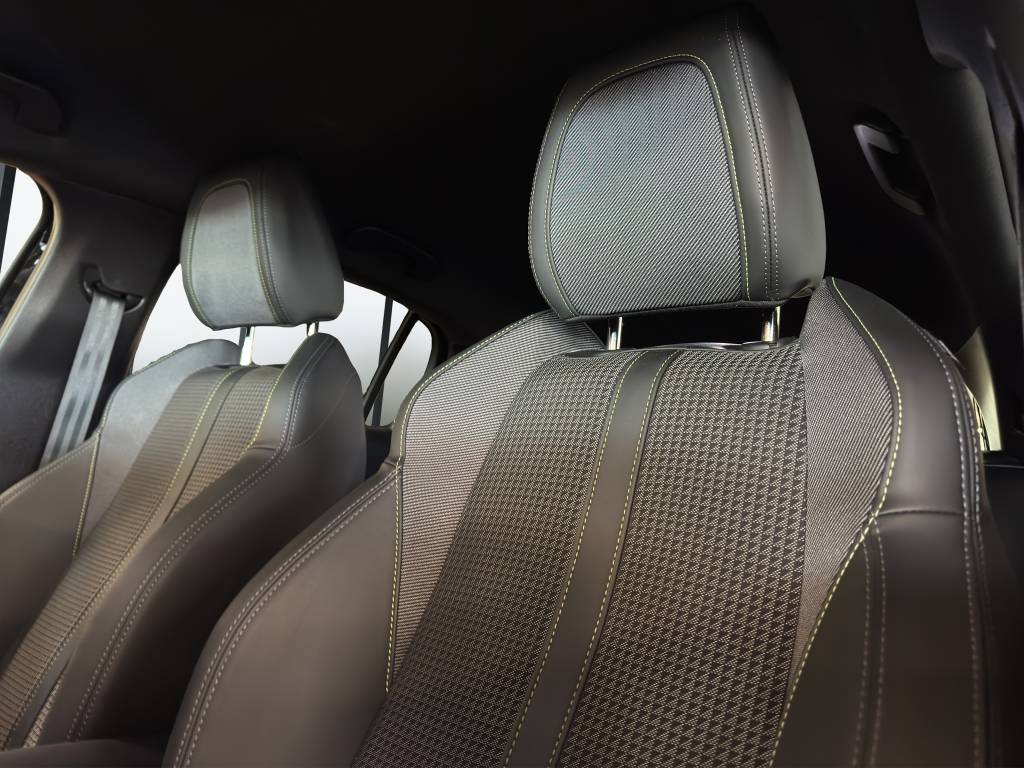 PEUGEOT 208 1.2 PureTech GT EAT8-image-9