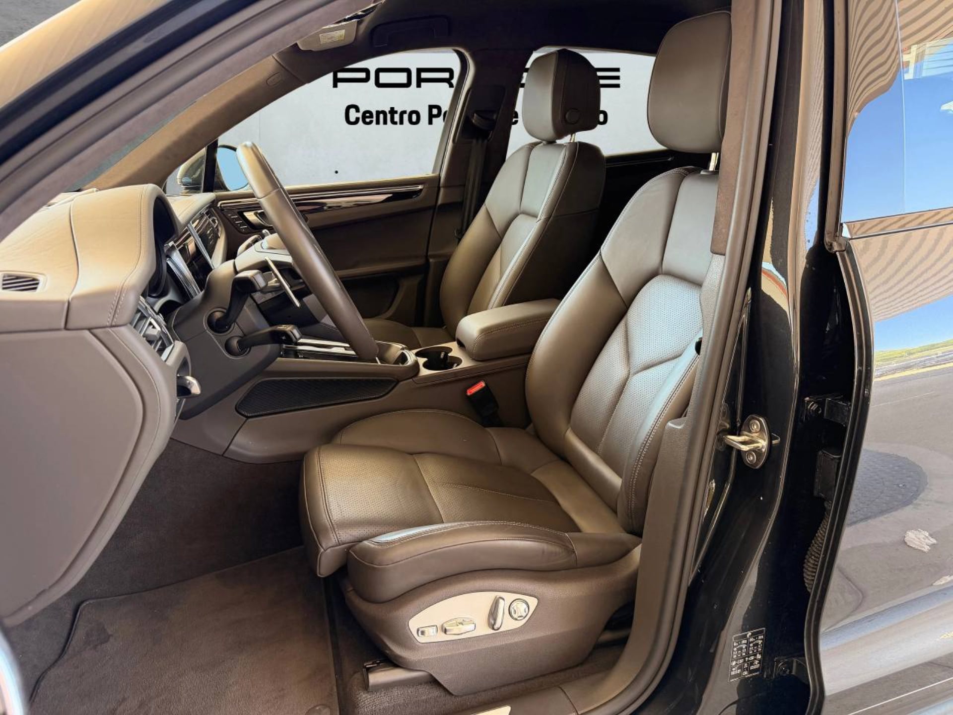 PORSCHE Macan S-image-4