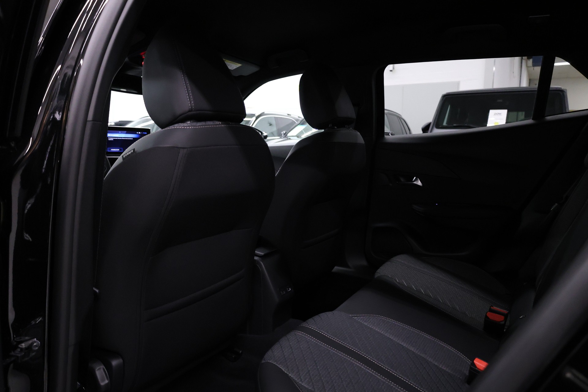 PEUGEOT 2008 1.2 Hybrid 145 Allure Premium-image-21