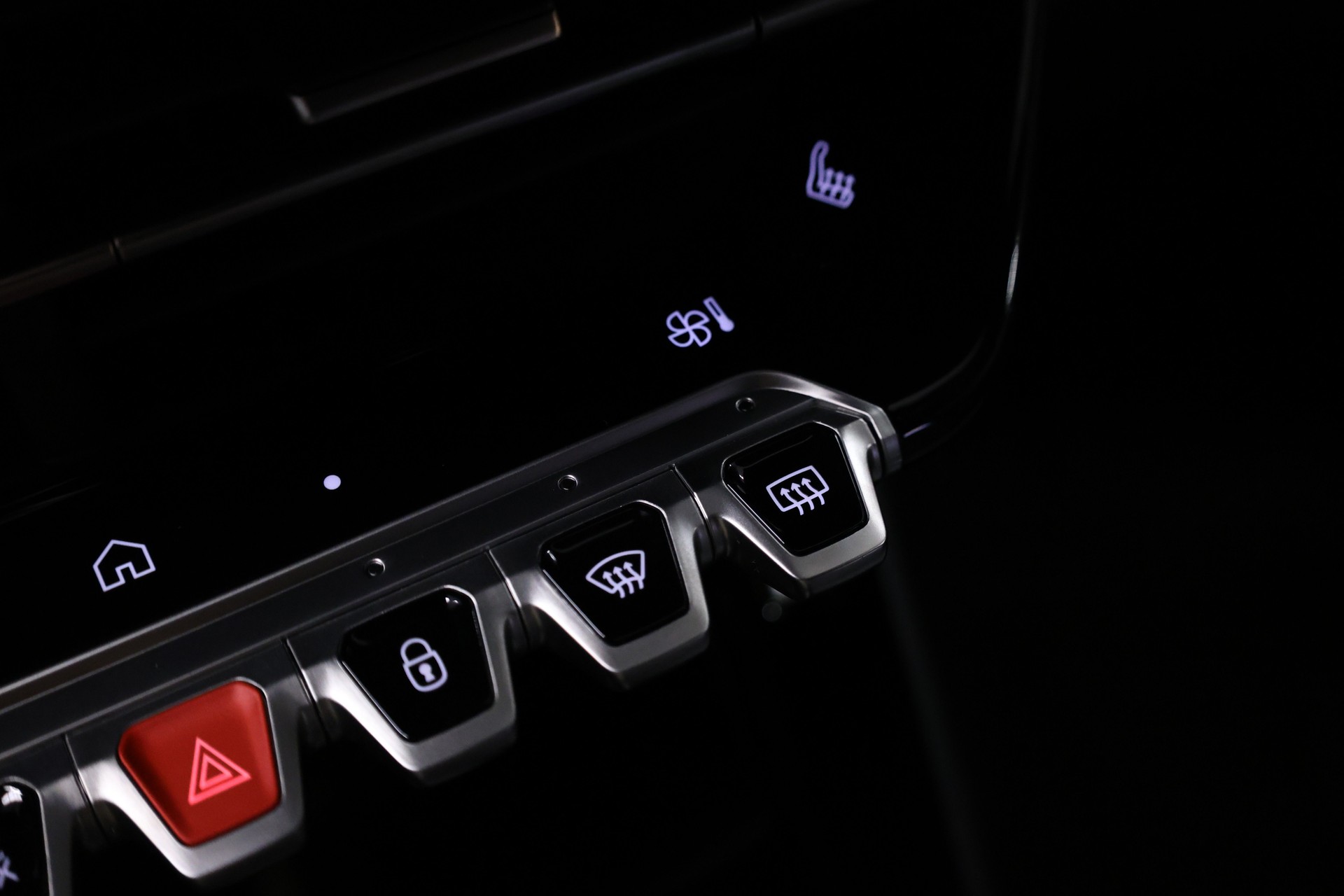 PEUGEOT 2008 1.2 Hybrid 145 Allure Premium-image-30
