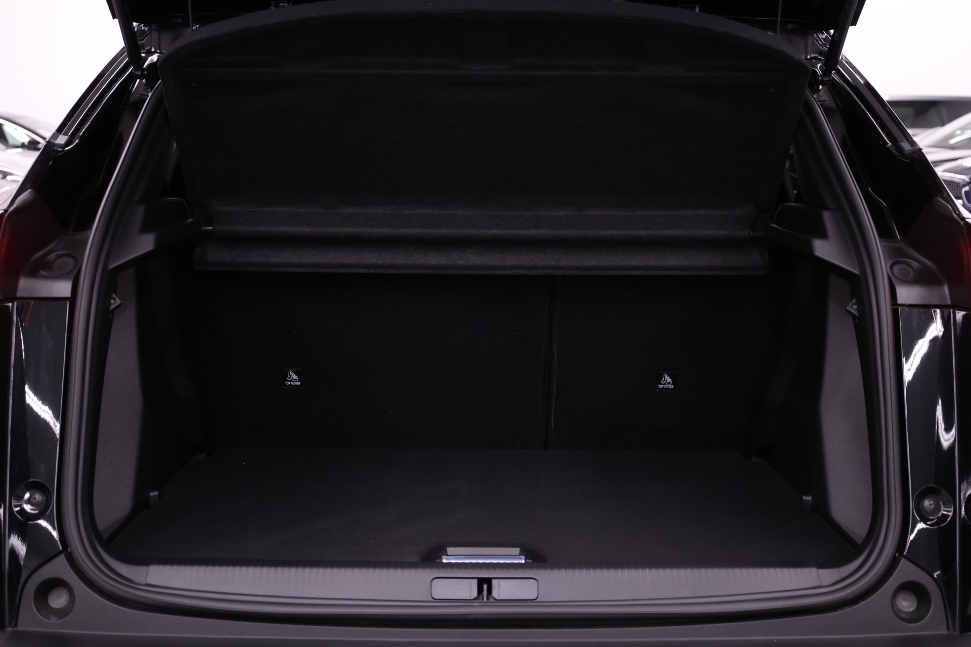PEUGEOT 2008 1.2 Hybrid 145 Allure Premium-image-11