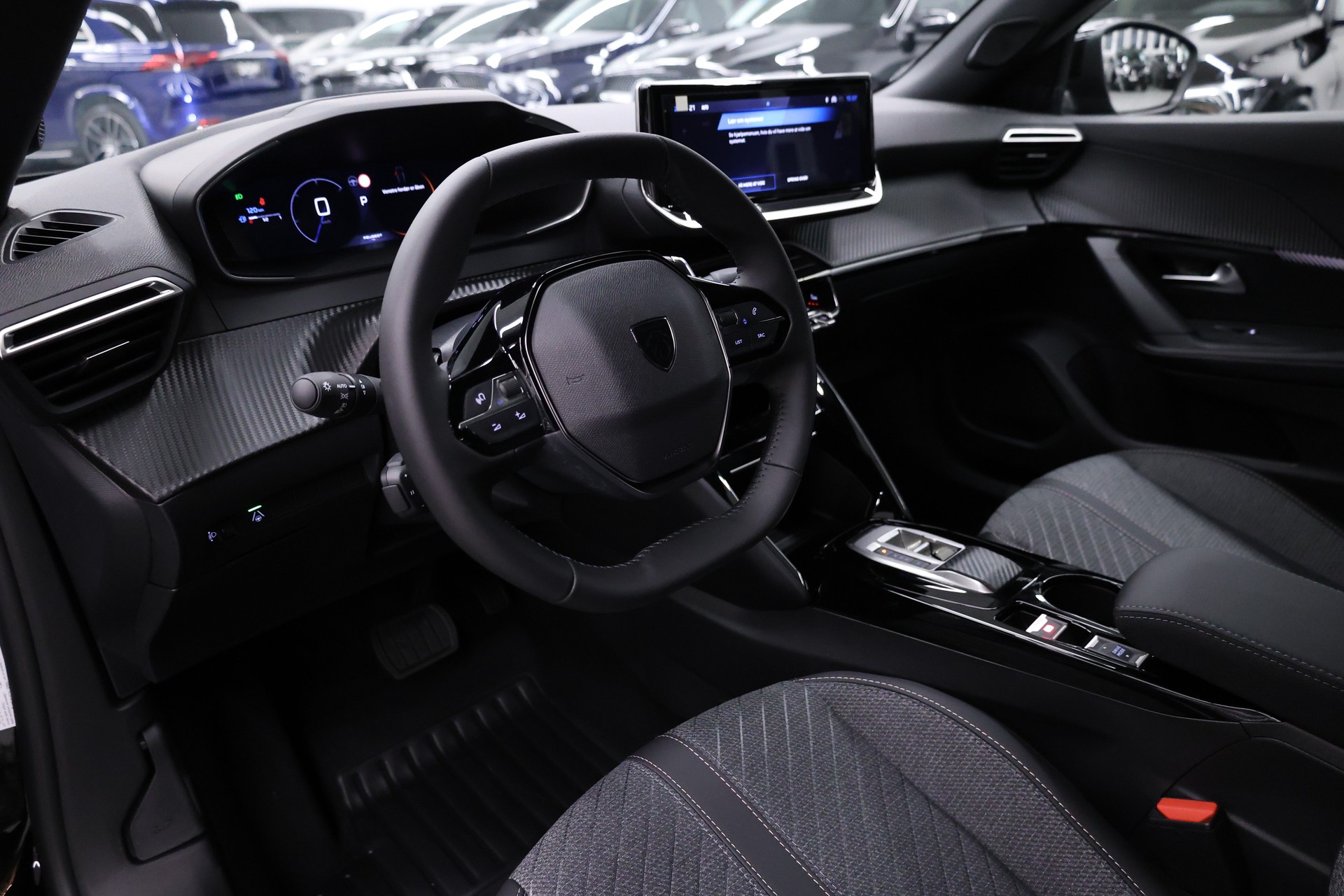 PEUGEOT 2008 1.2 Hybrid 145 Allure Premium-image-16