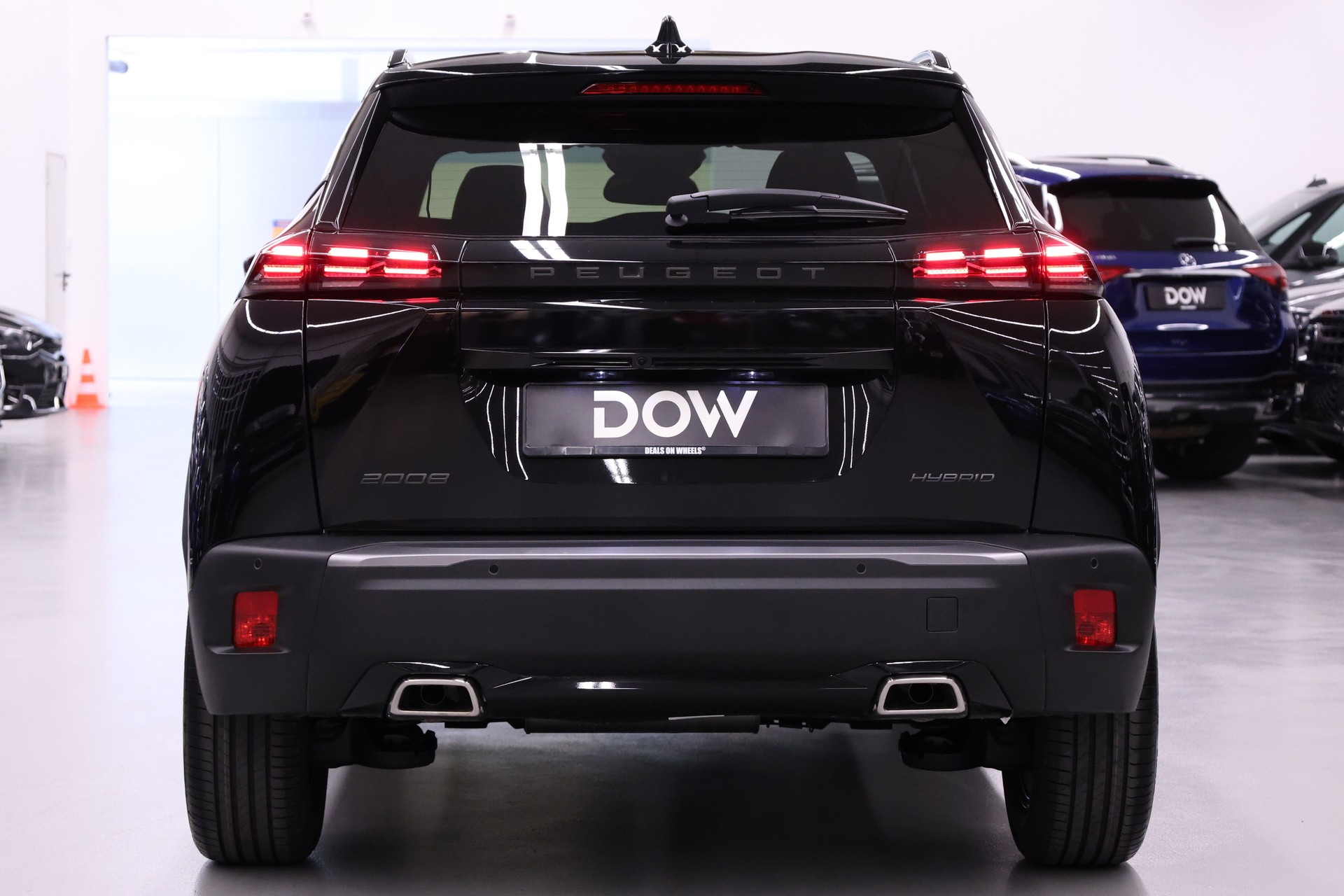 PEUGEOT 2008 1.2 Hybrid 145 Allure Premium-image-9