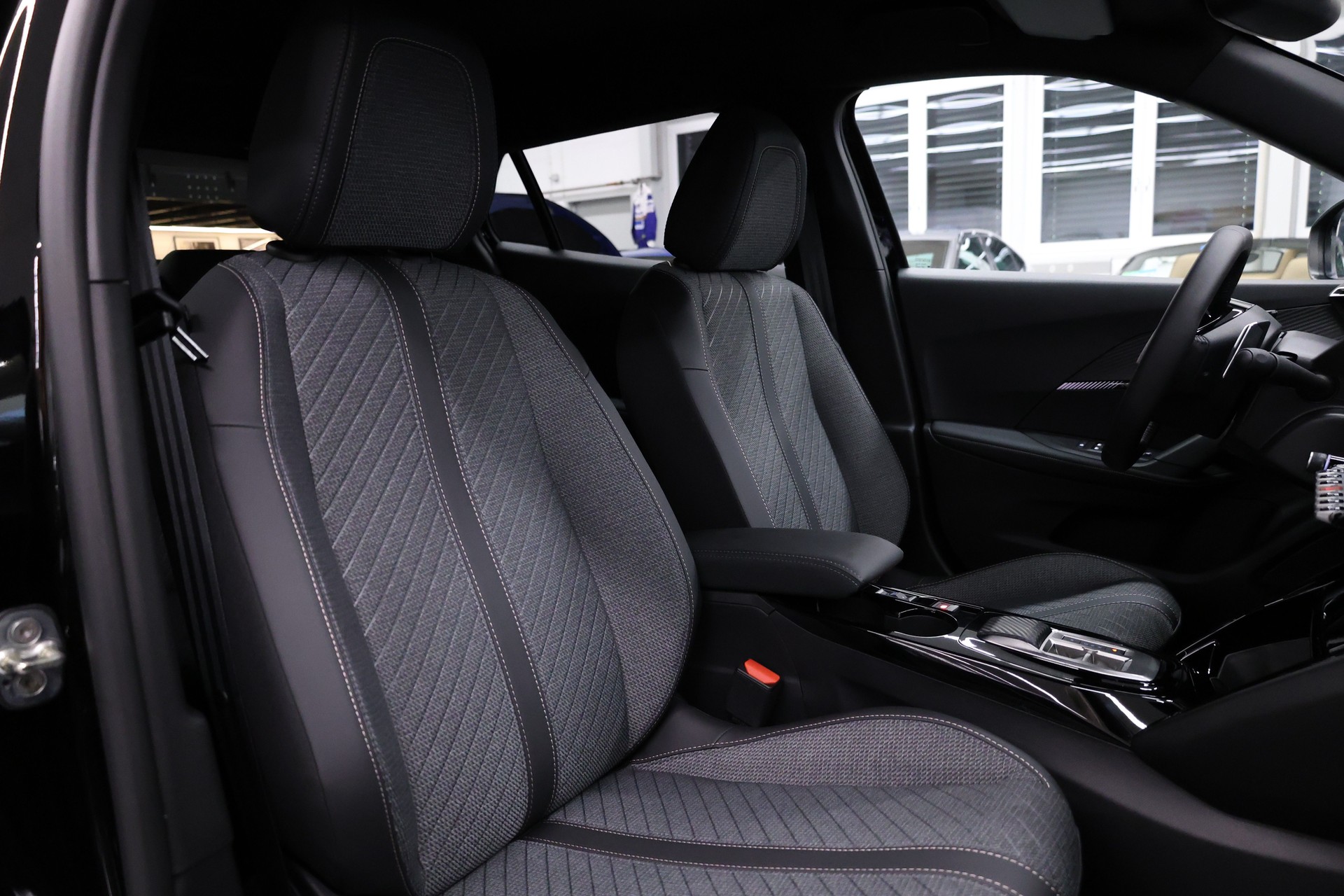 PEUGEOT 2008 1.2 Hybrid 145 Allure Premium-image-17
