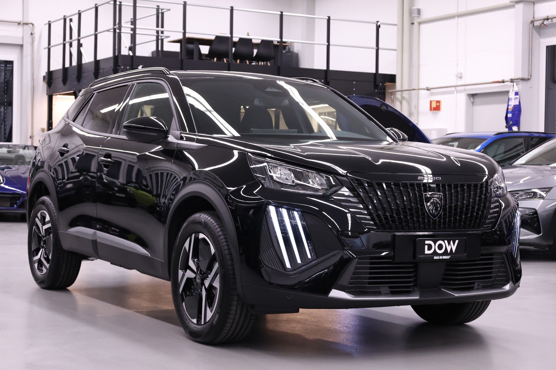 PEUGEOT 2008 1.2 Hybrid 145 Allure Premium-showroom-element-3