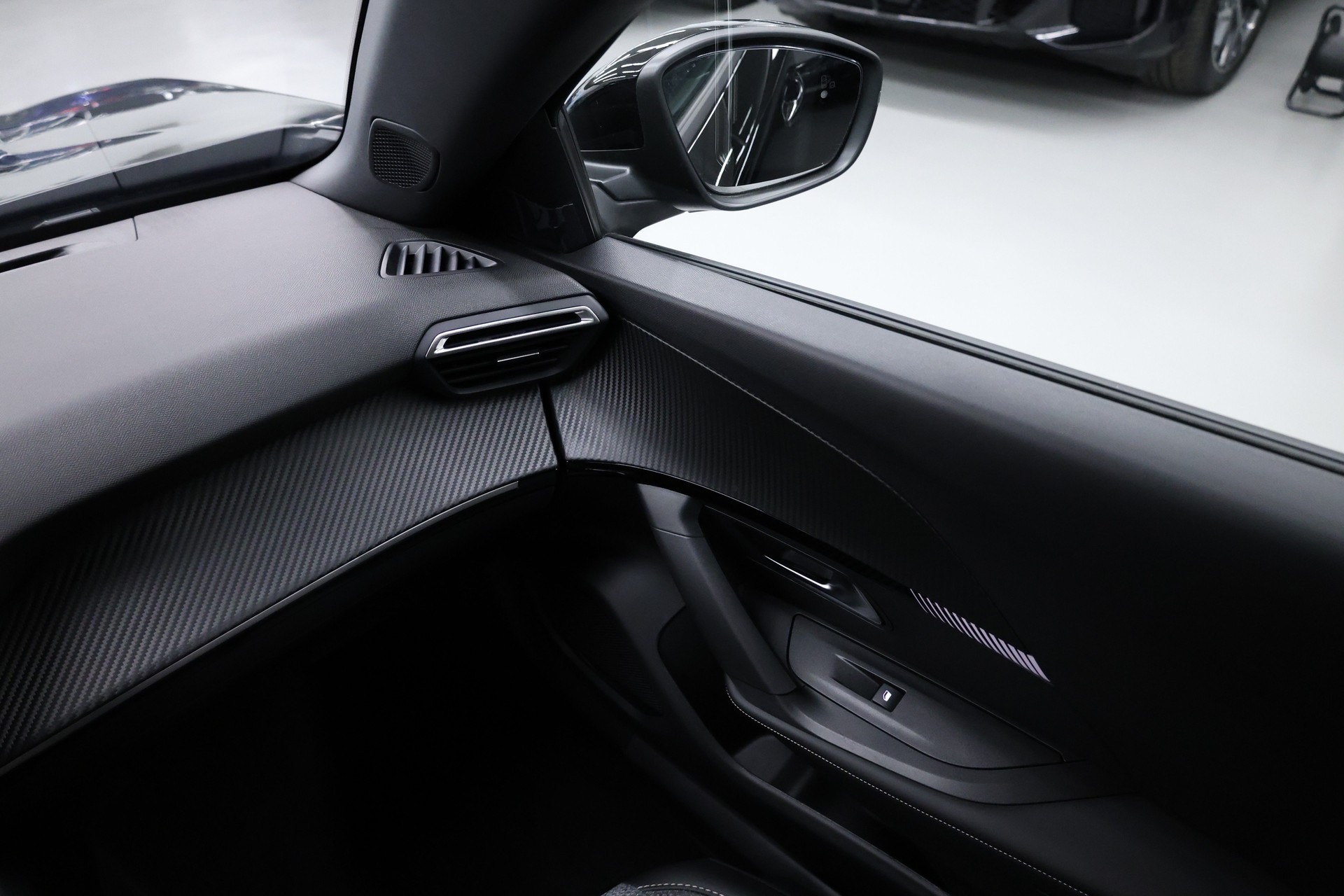 PEUGEOT 2008 1.2 Hybrid 145 Allure Premium-image-24